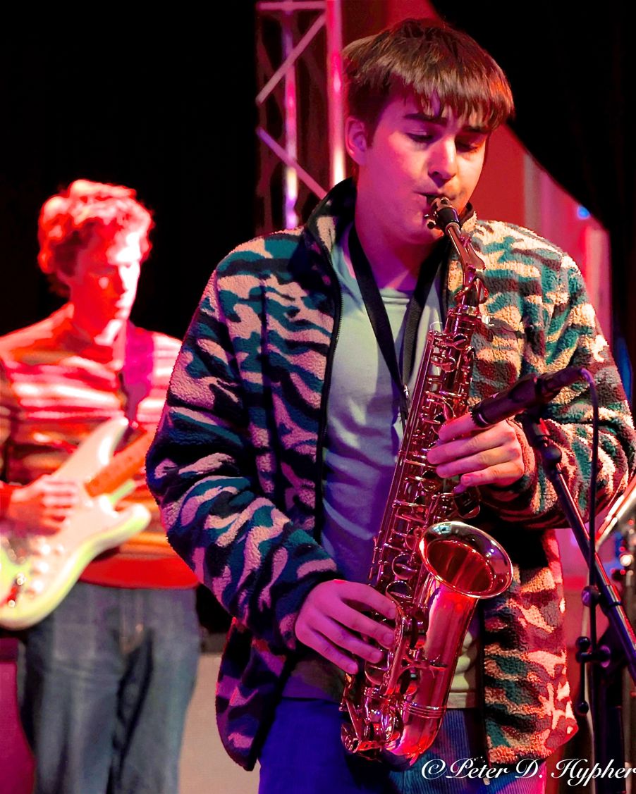 en person som spiller gitar