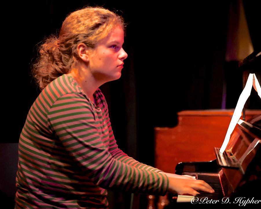 en person som spiller piano