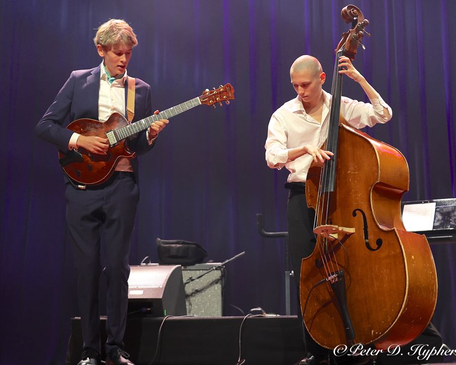 et par menn som spiller instrumenter