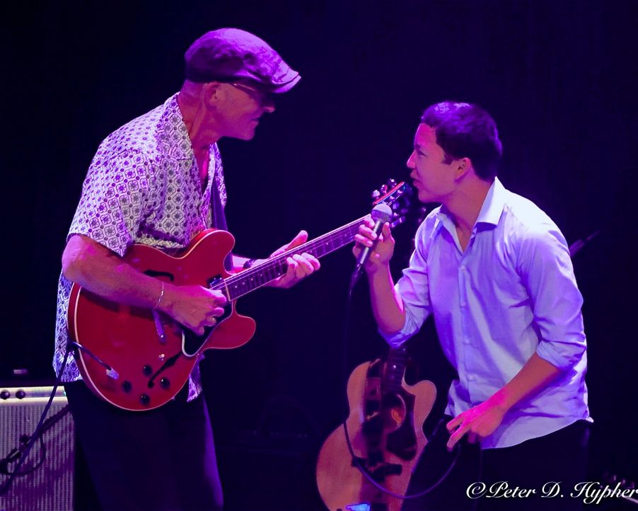 et par menn som spiller gitar