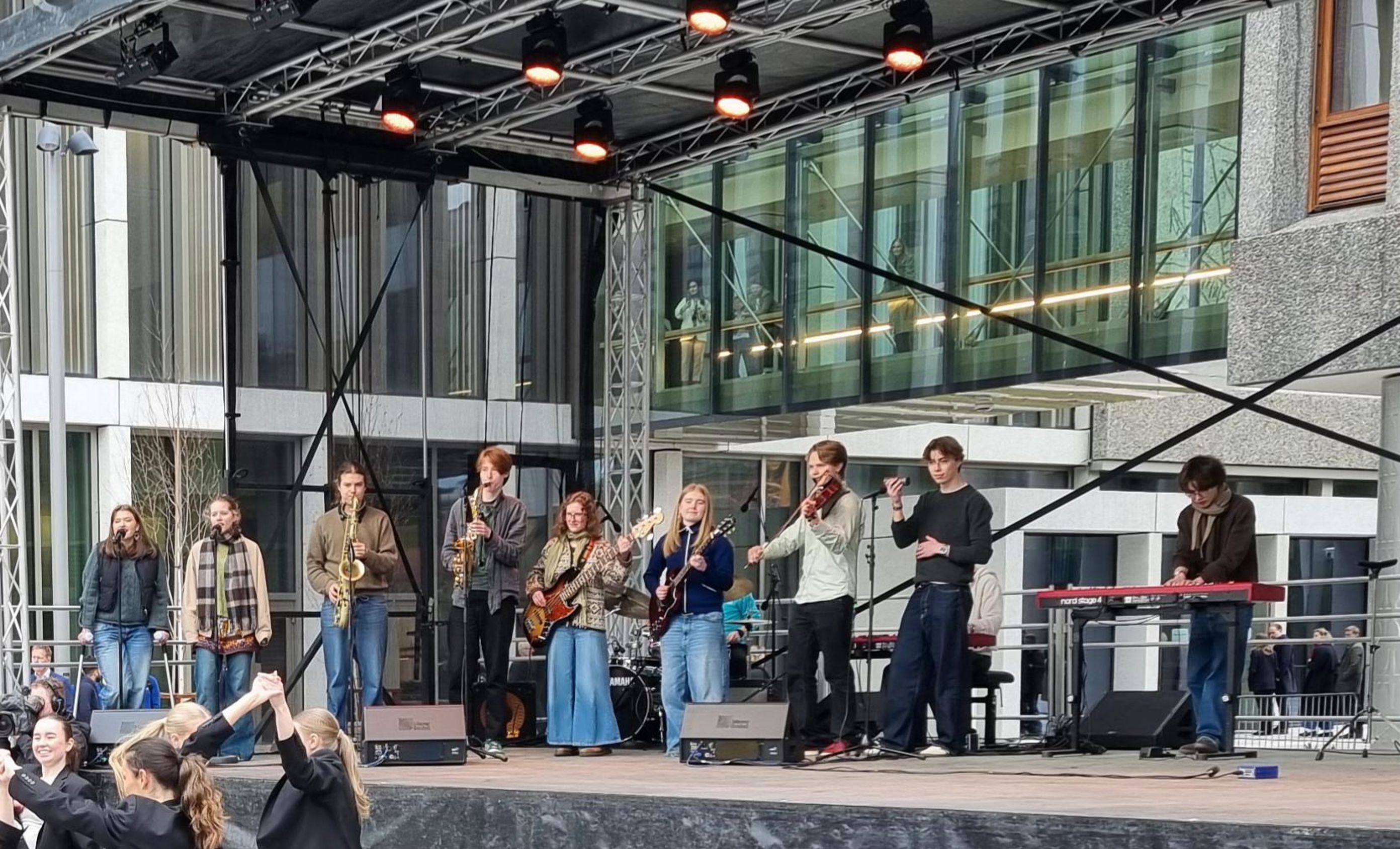 en gruppe mennesker på en scene en gruppe mennesker på en scene