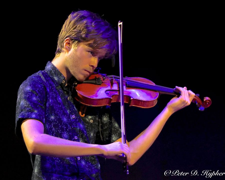 en person som spiller fiolin