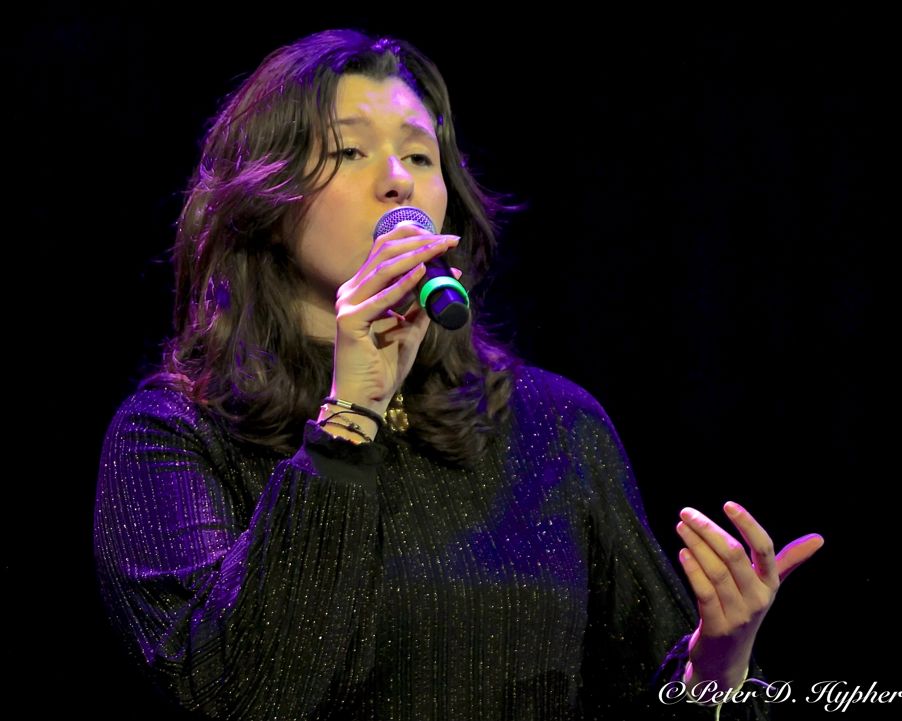 en person som synger inn i en mikrofon