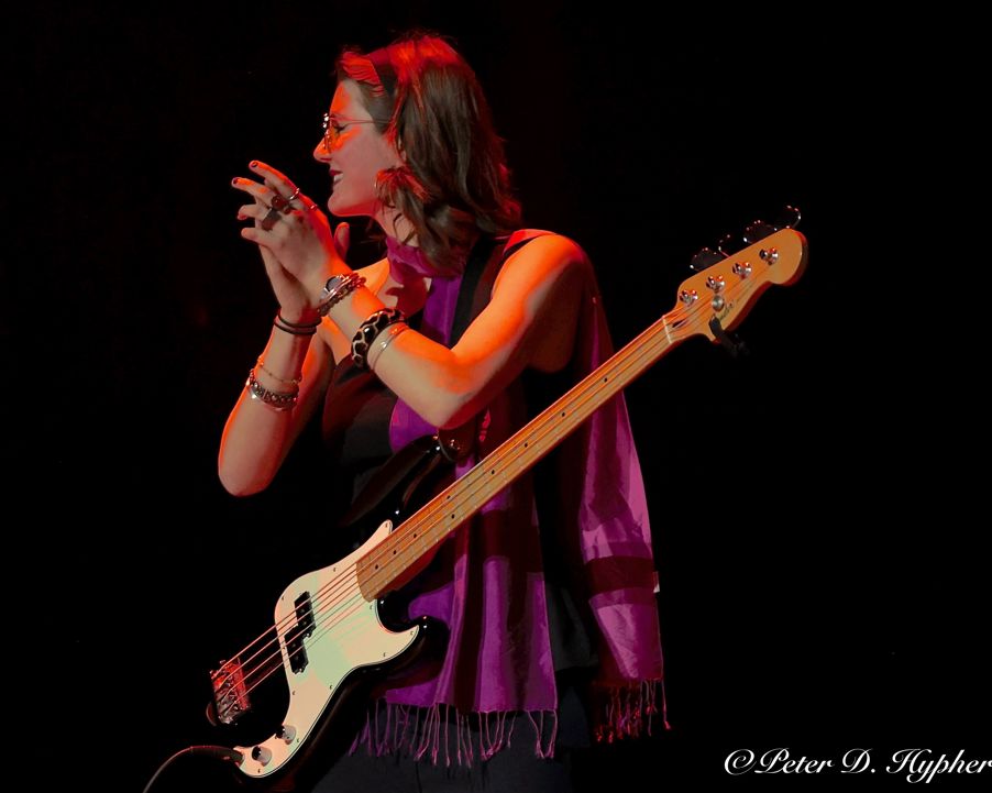 en person som spiller gitar