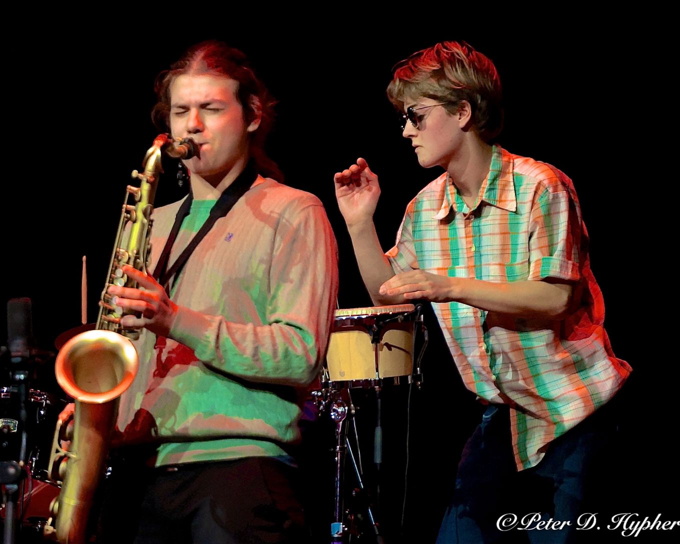 en person og en person som spiller instrumenter