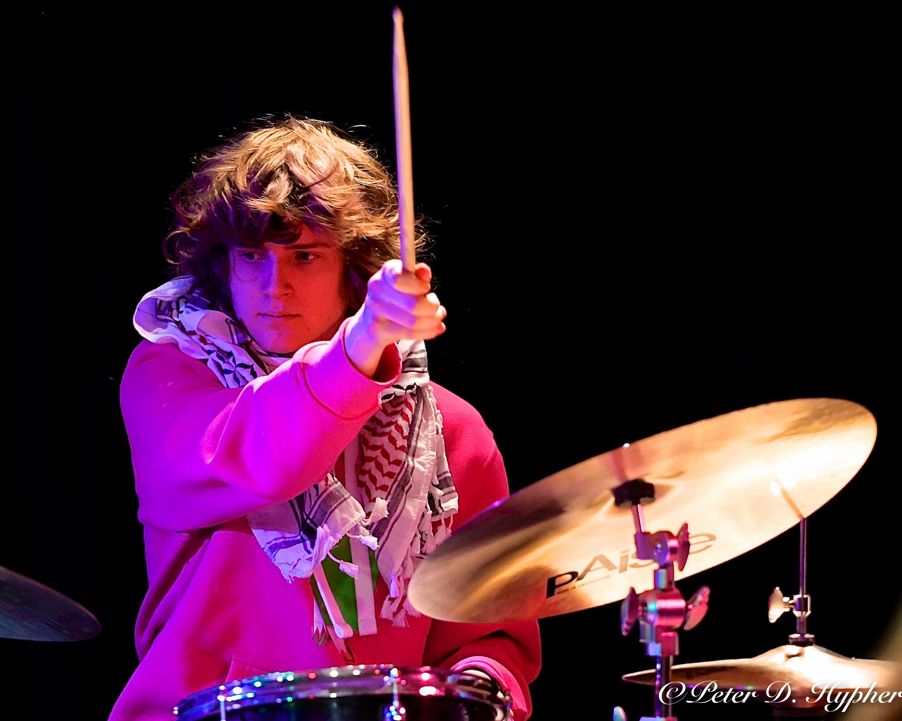 en person som spiller et musikkinstrument