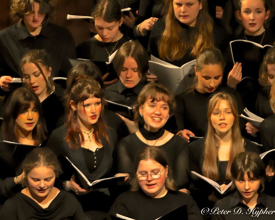 en gruppe mennesker som poserer for et bilde