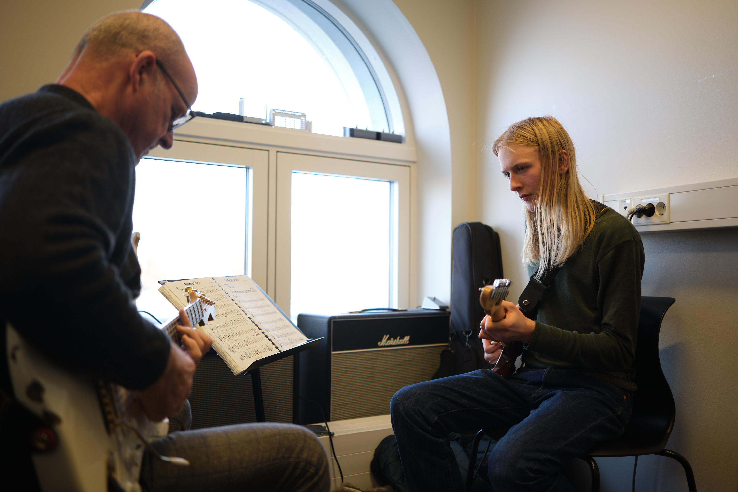 en person og en person som ser på et papir