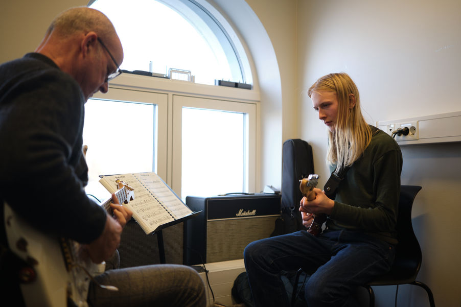 en person og en person som ser på et papir