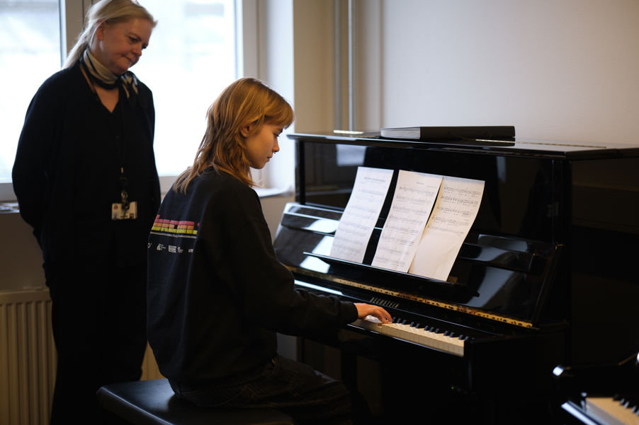 en person som spiller piano