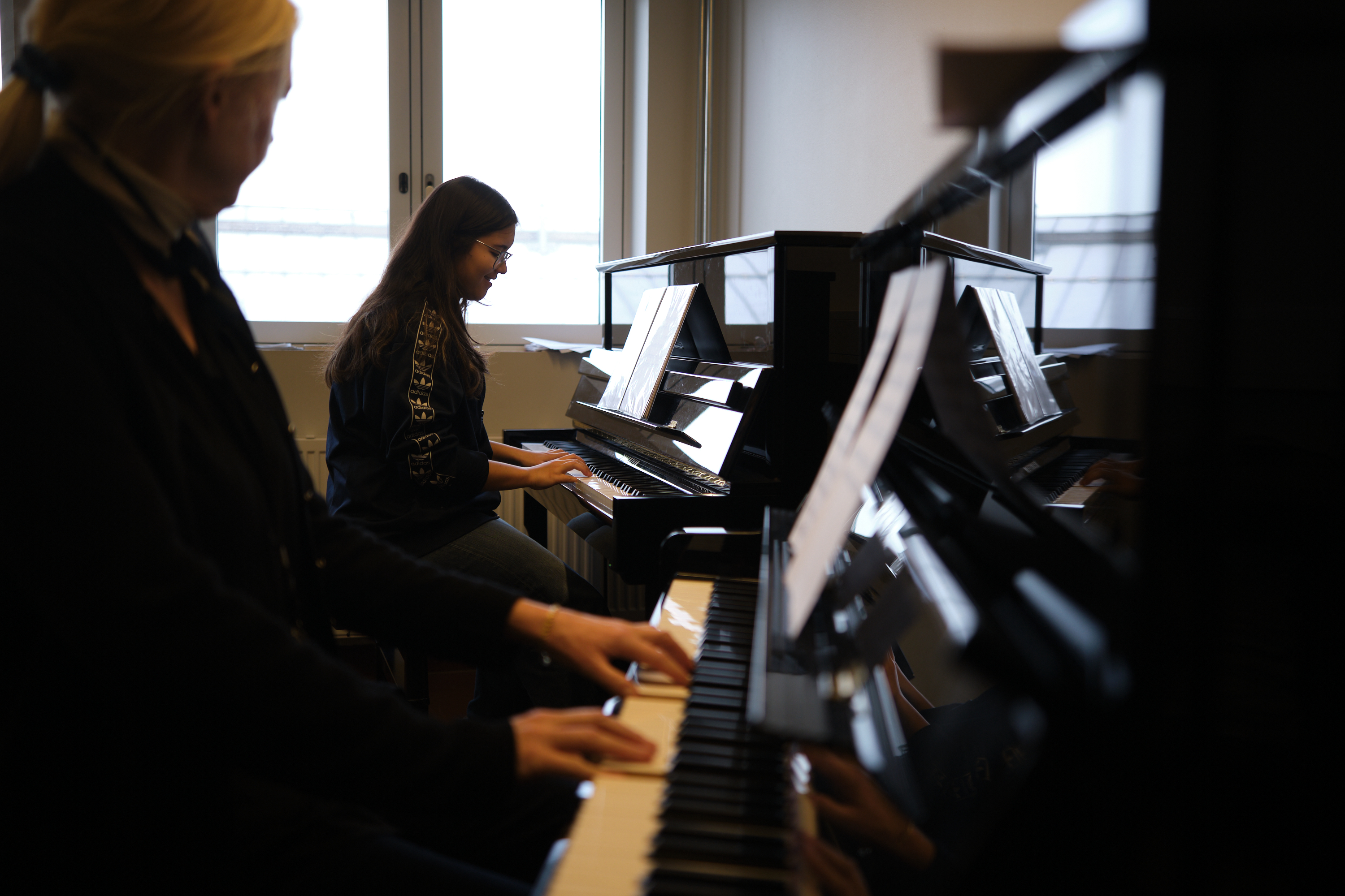 et par personr som spiller piano