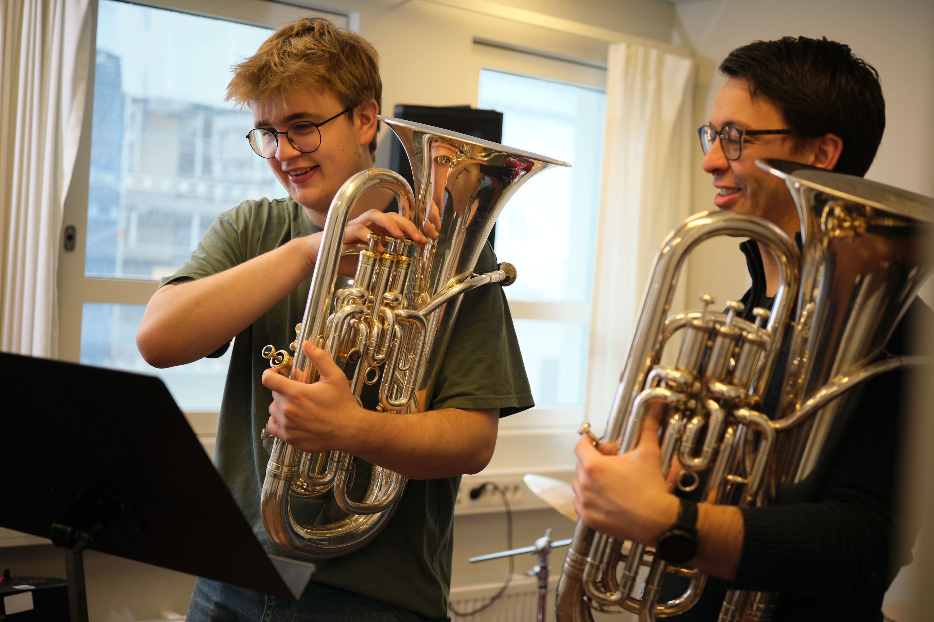 et par menn som spiller messingblåsere