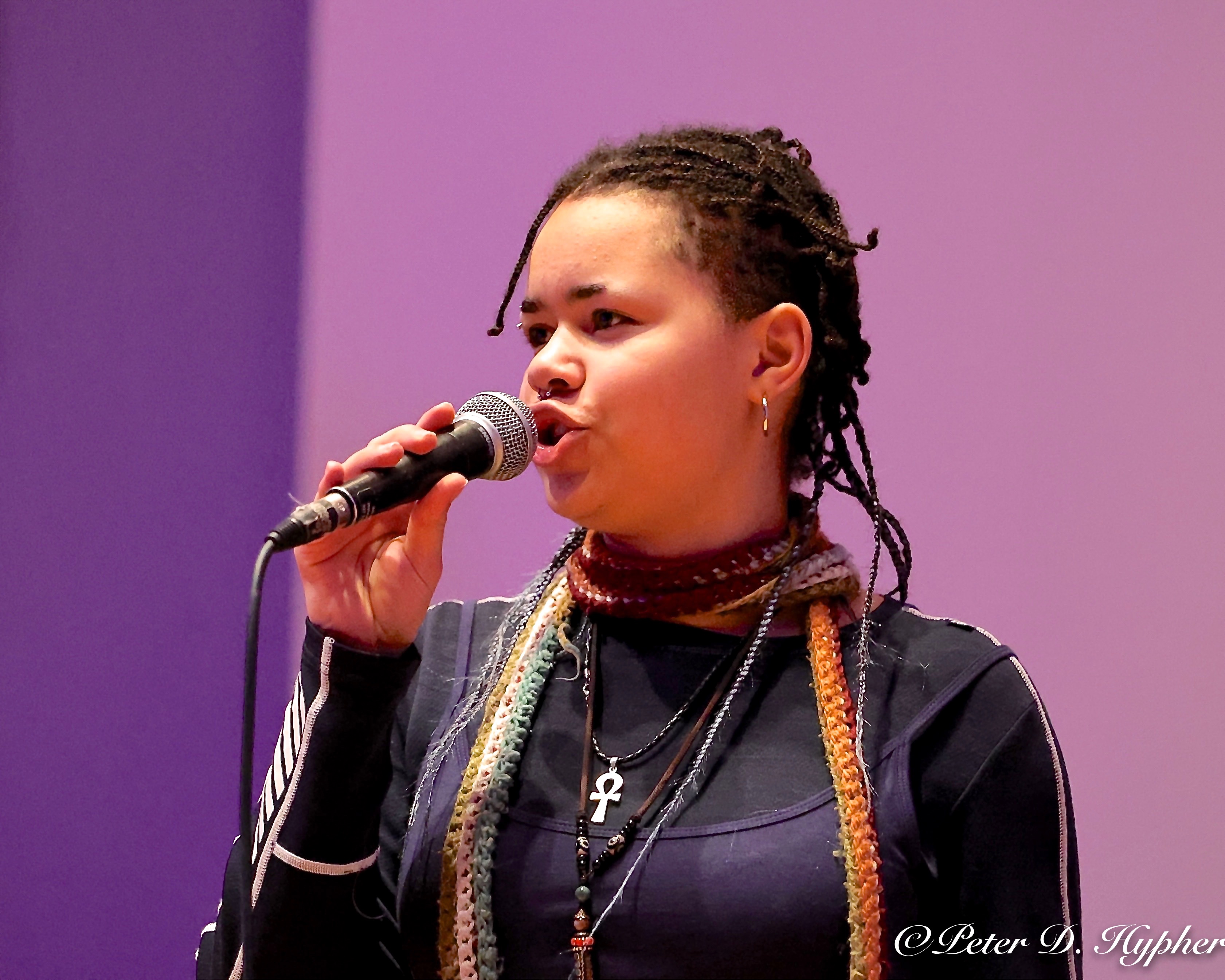 en person som synger inn i en mikrofon