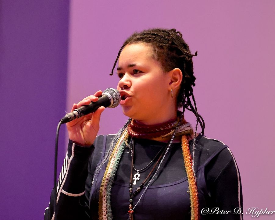 en person som synger inn i en mikrofon