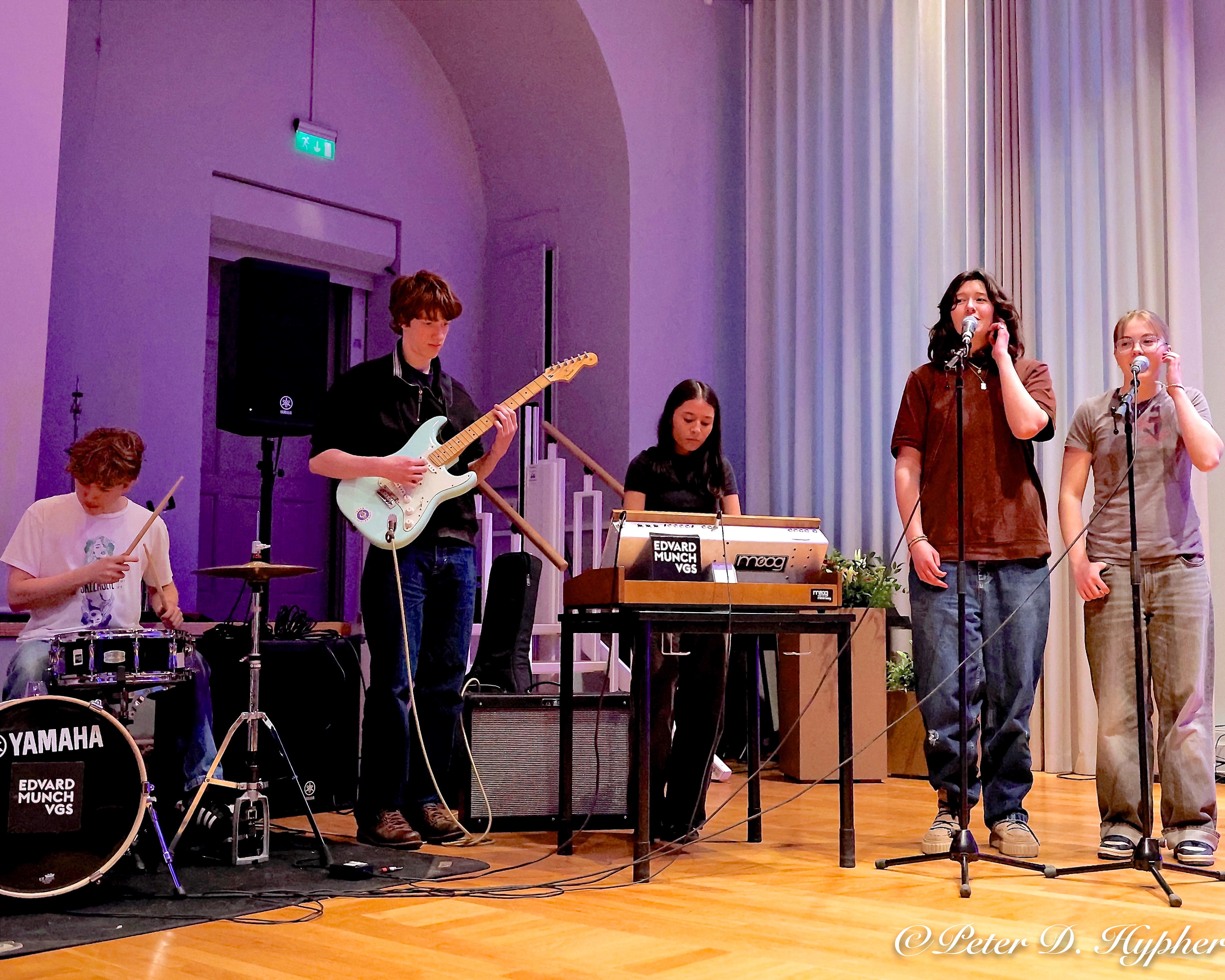 en gruppe mennesker på en scene