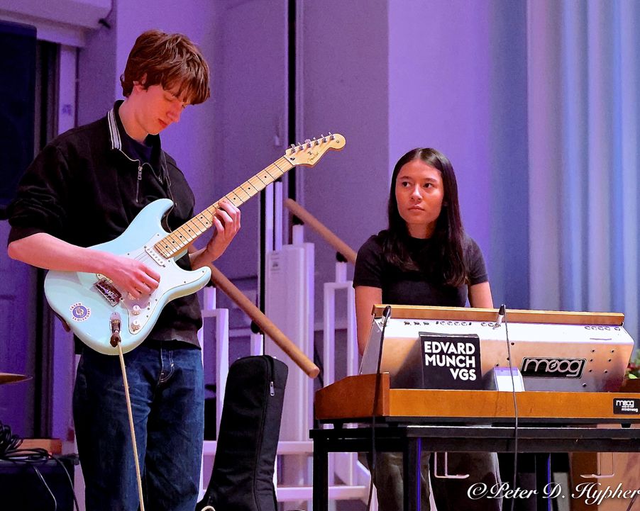 en person og en person som spiller instrumenter