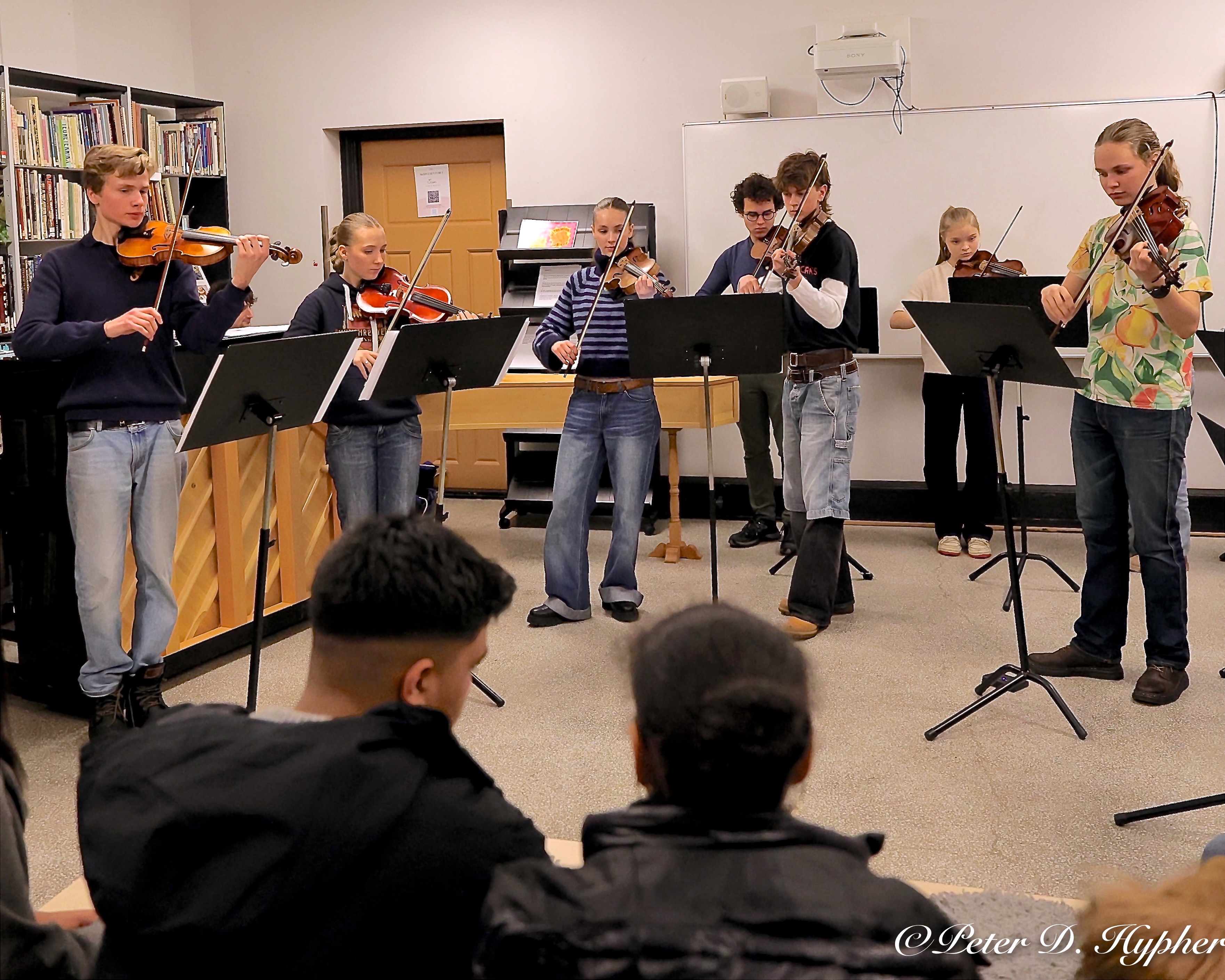 en gruppe mennesker som spiller instrumenter