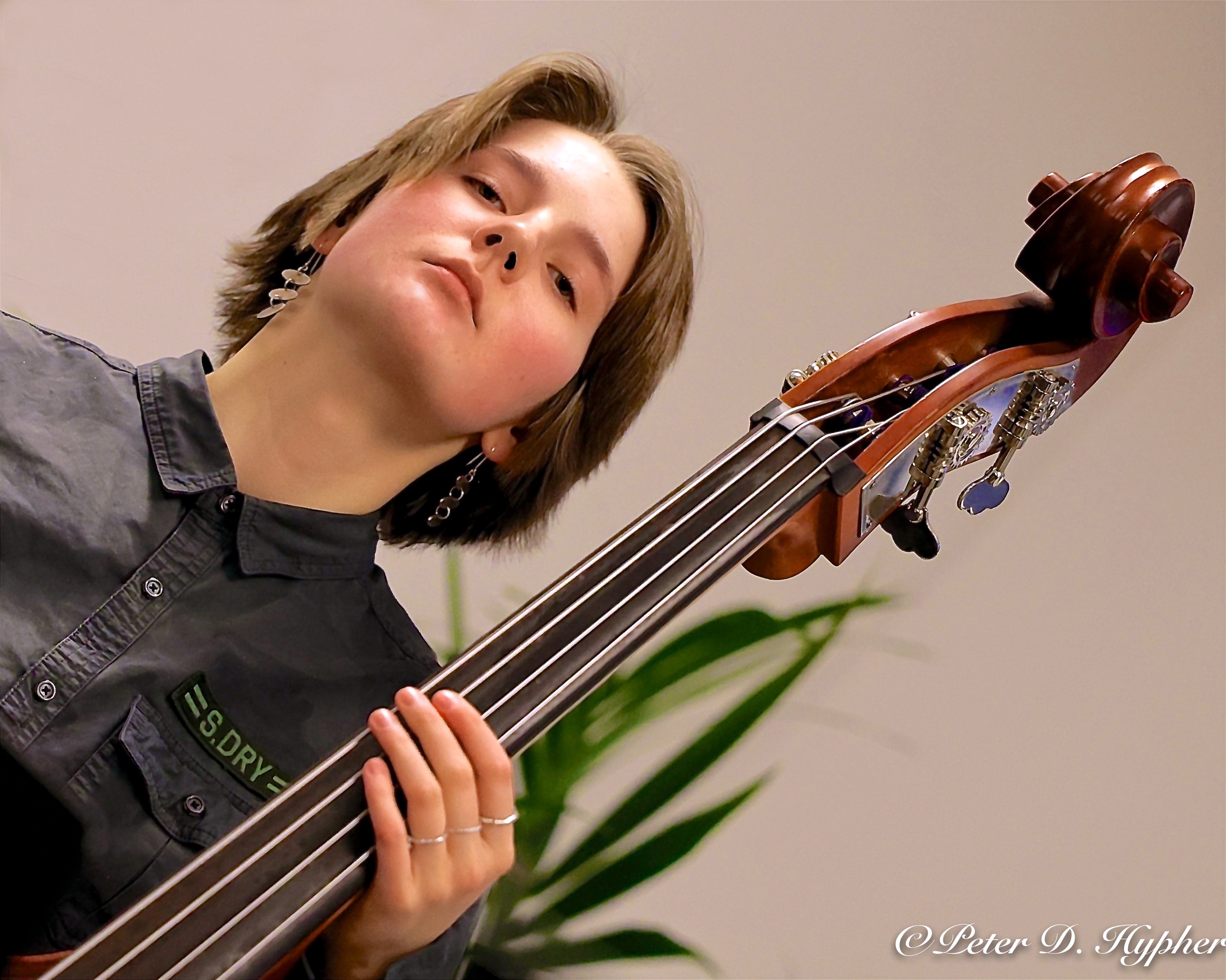 en person som holder en fiolin