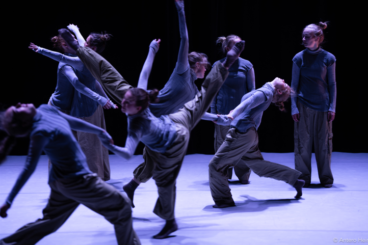 En gruppe mennesker som danser