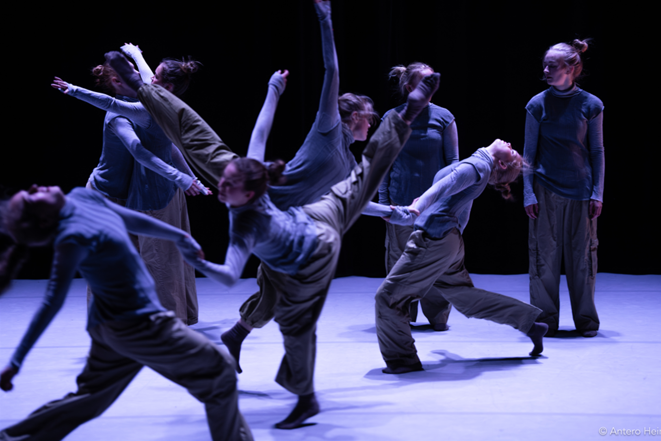 En gruppe mennesker som danser En gruppe mennesker som danser