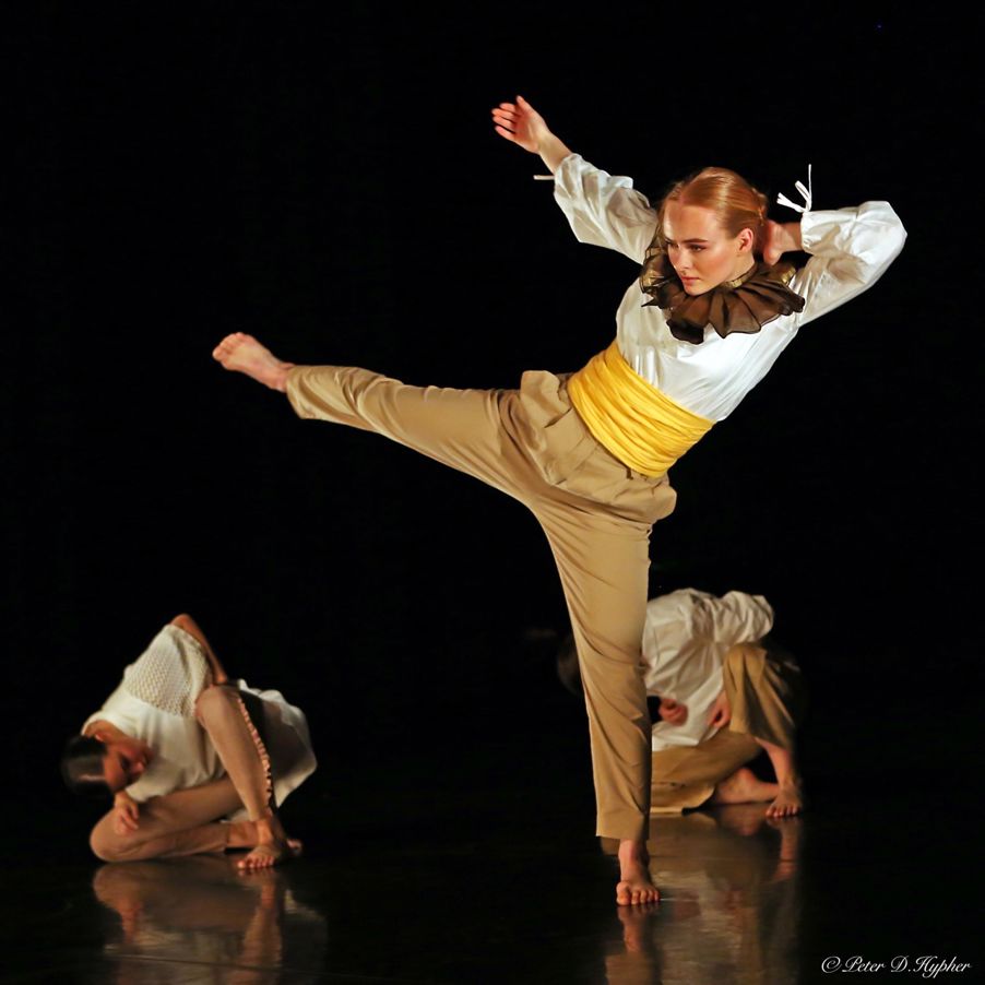 En gruppe mennesker som danser En gruppe mennesker som danser