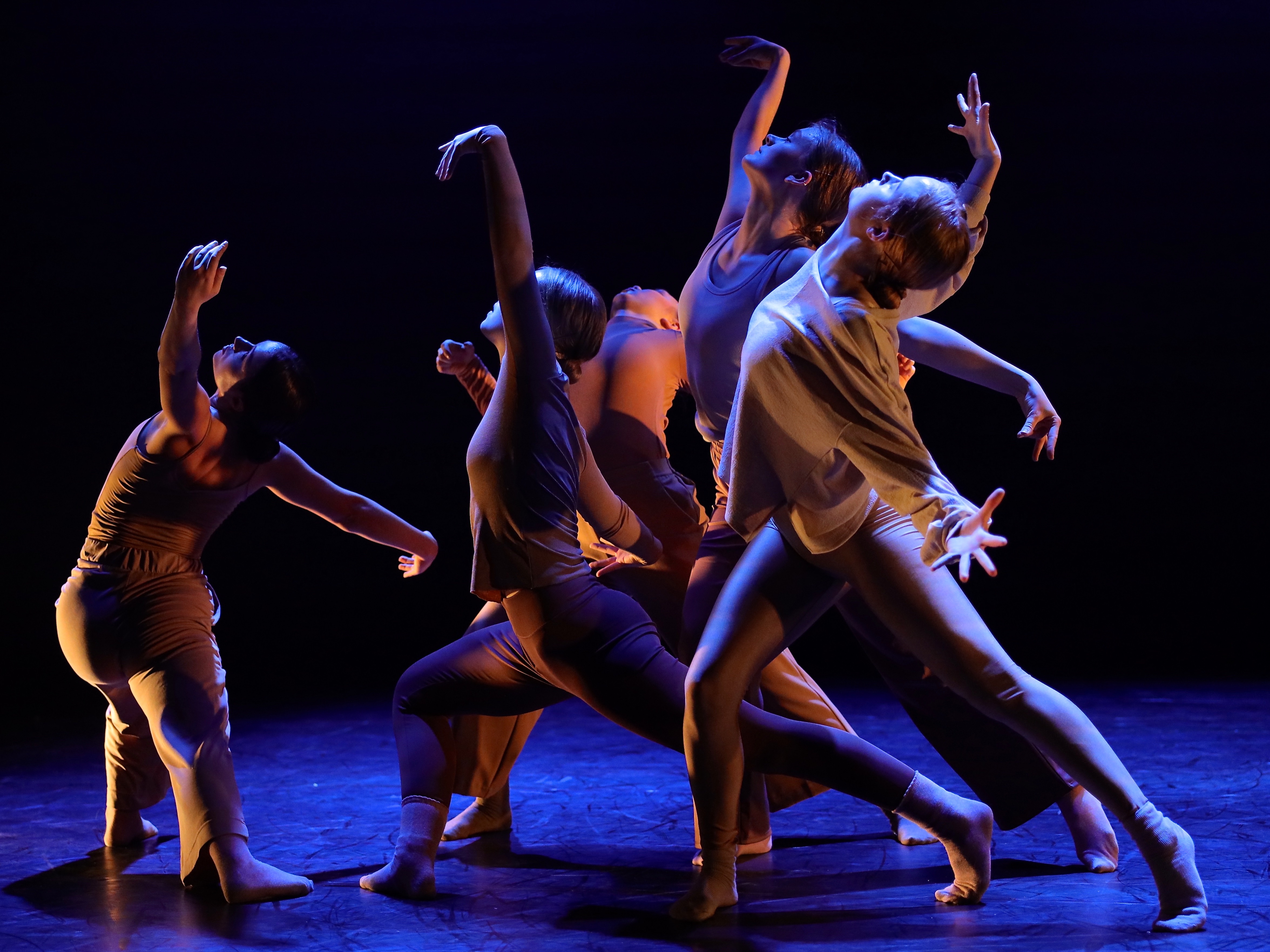 En gruppe mennesker som danser