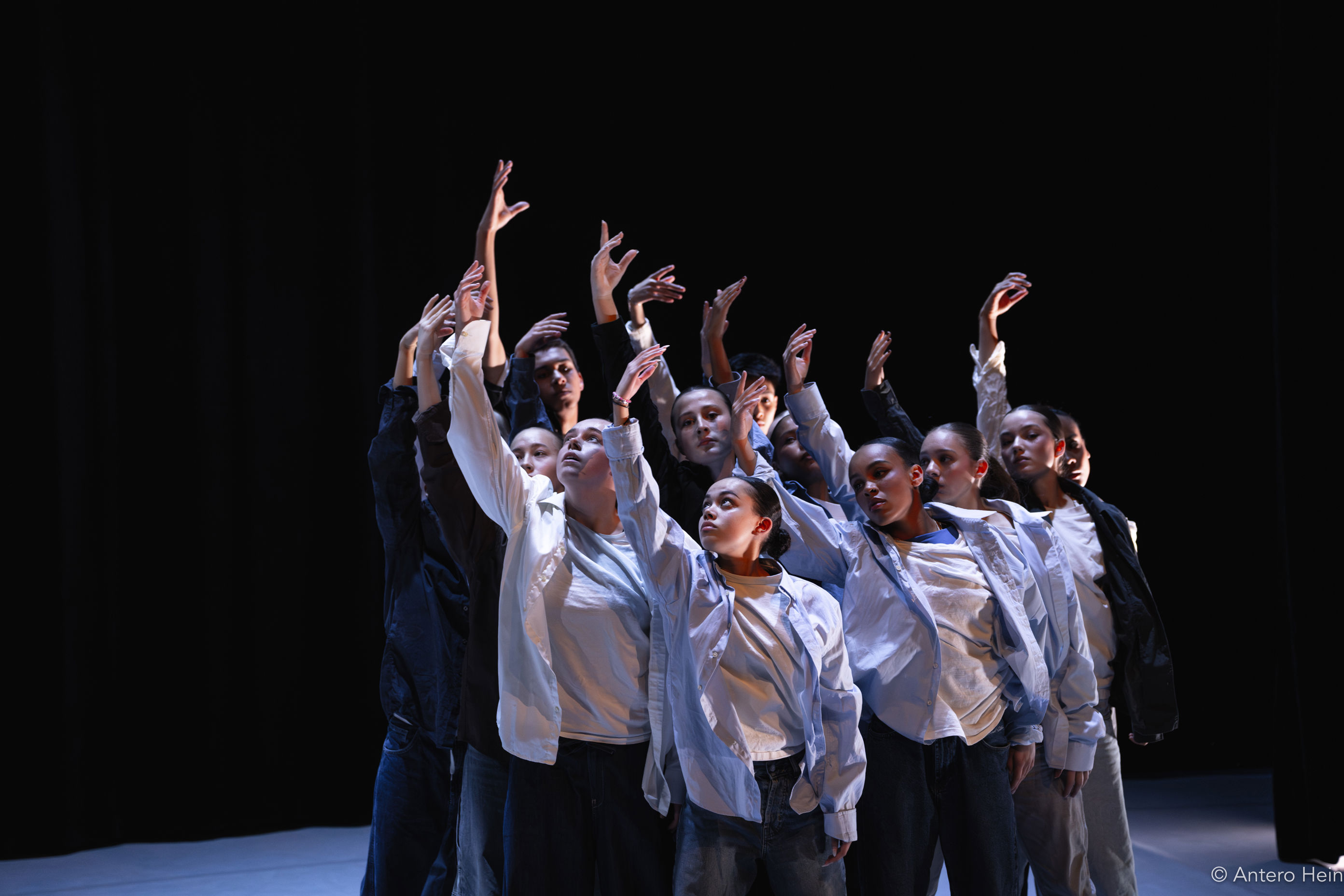 en gruppe menn med armene hevet i været