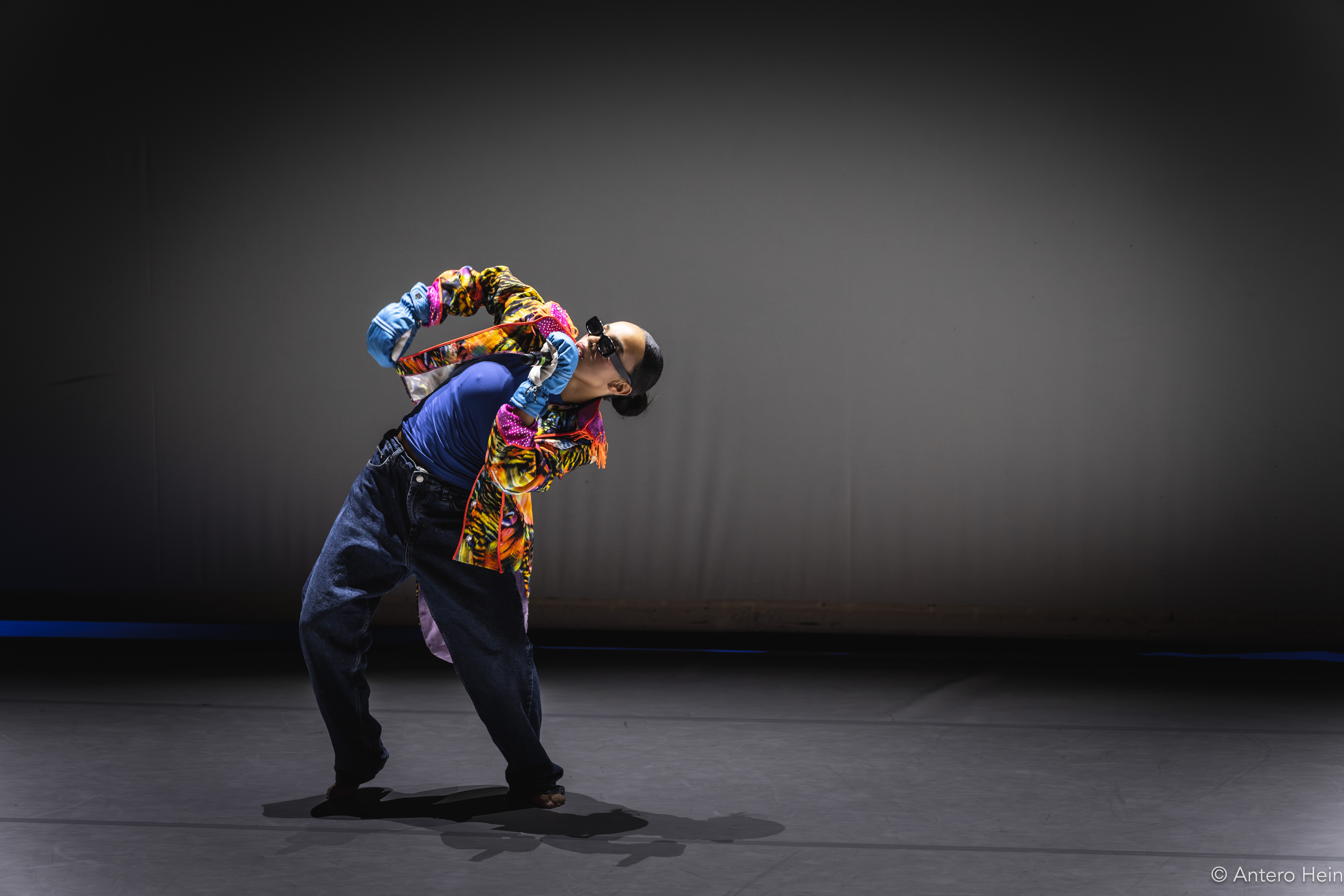 en person med en fargerik hatt