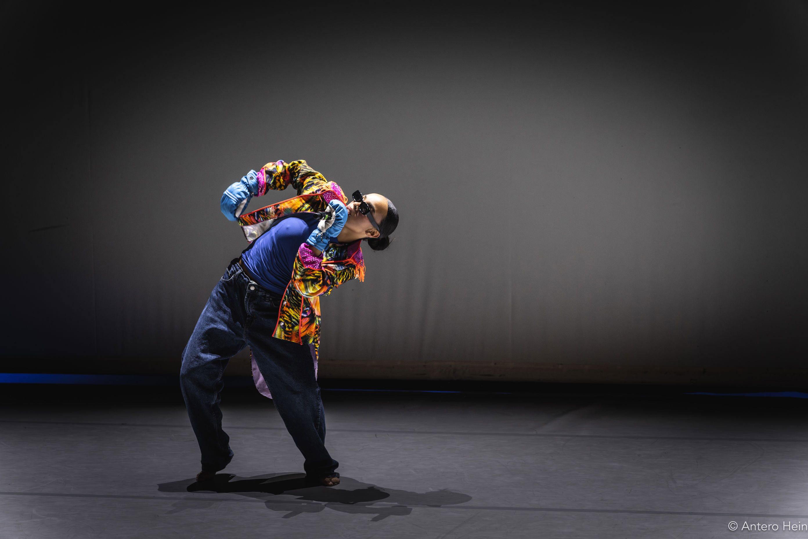 en person med en fargerik hatt