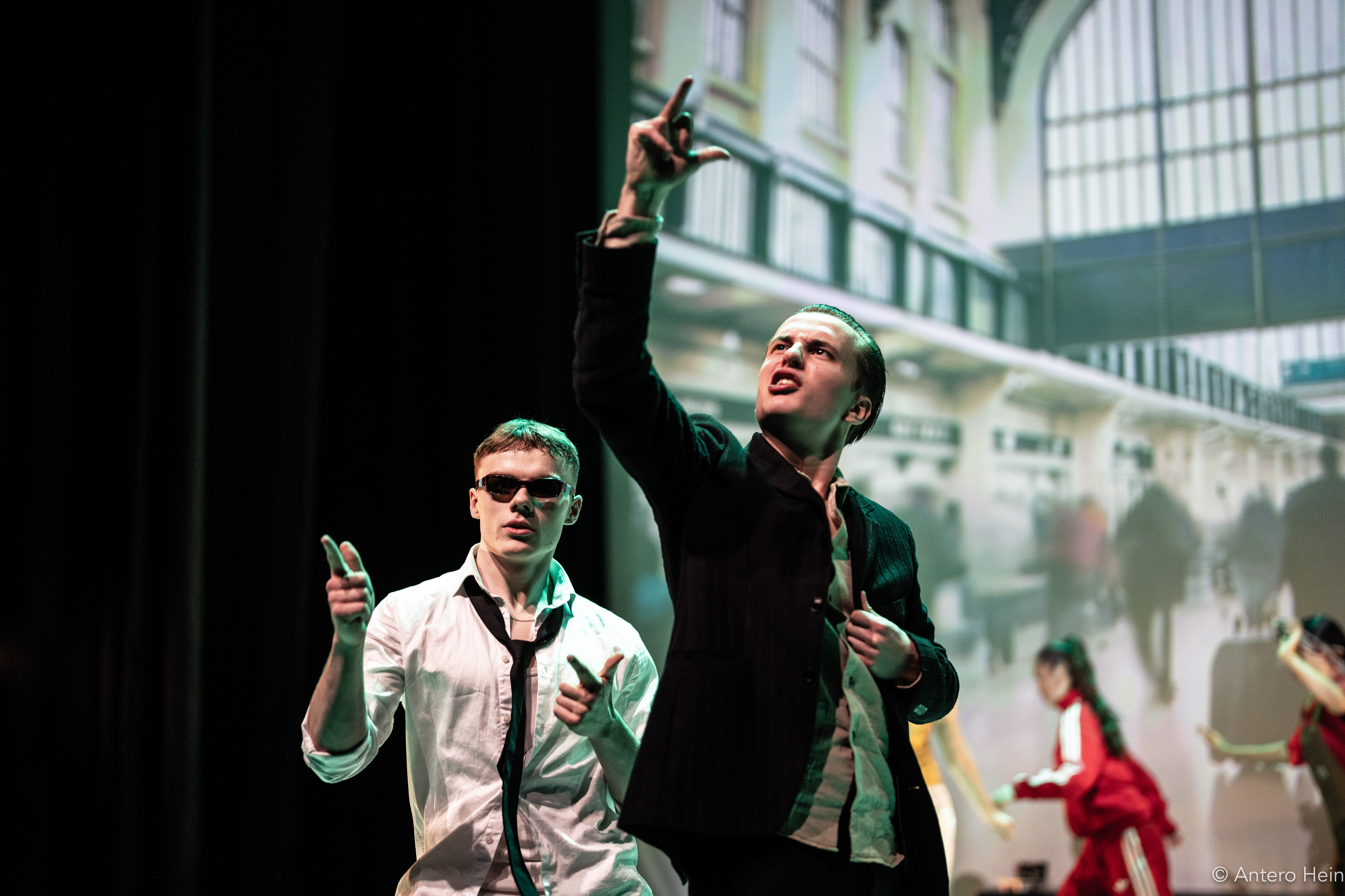 et par menn med armene hevet i været