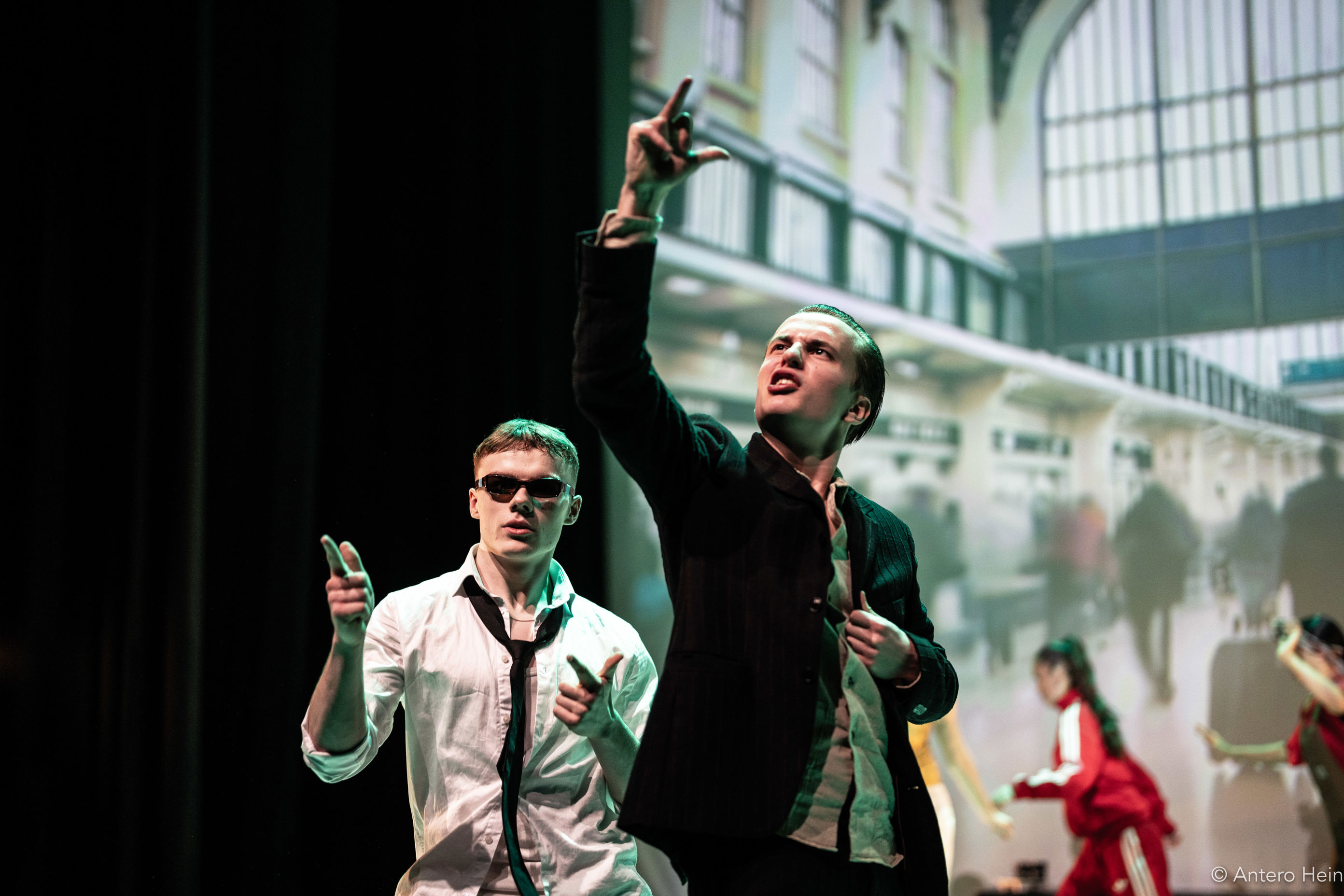 et par menn med armene hevet i været