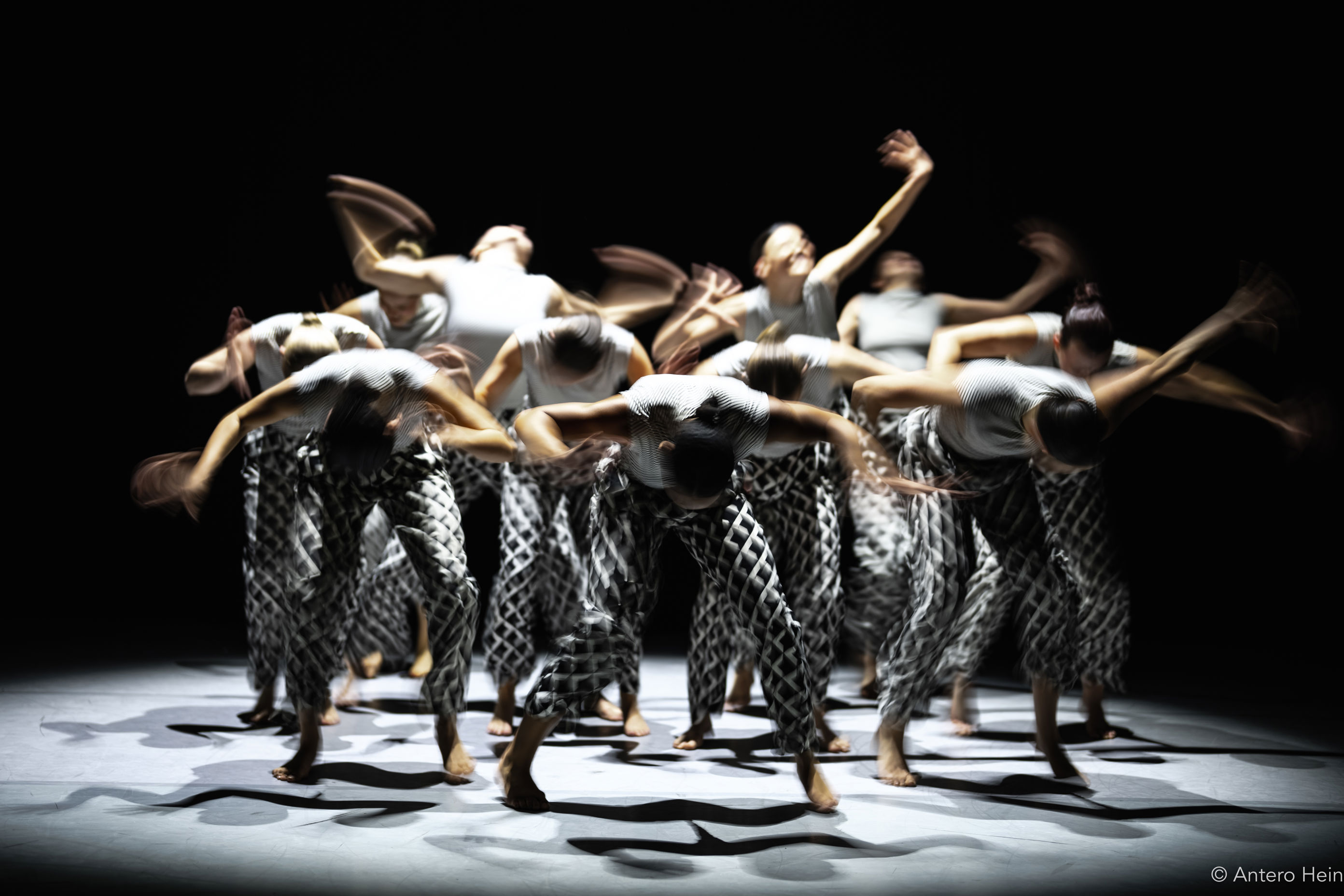 En gruppe mennesker som danser