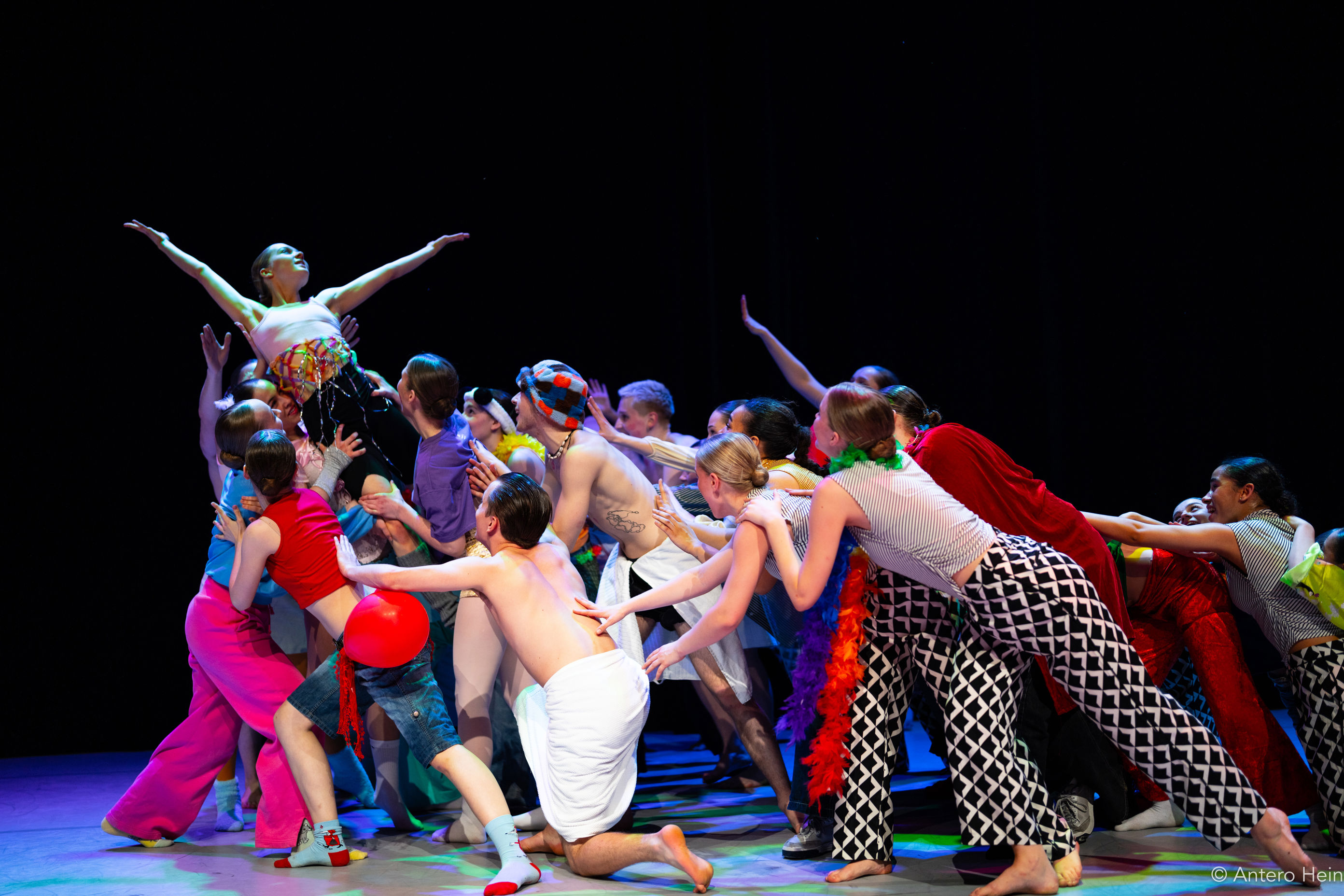 En gruppe mennesker som danser