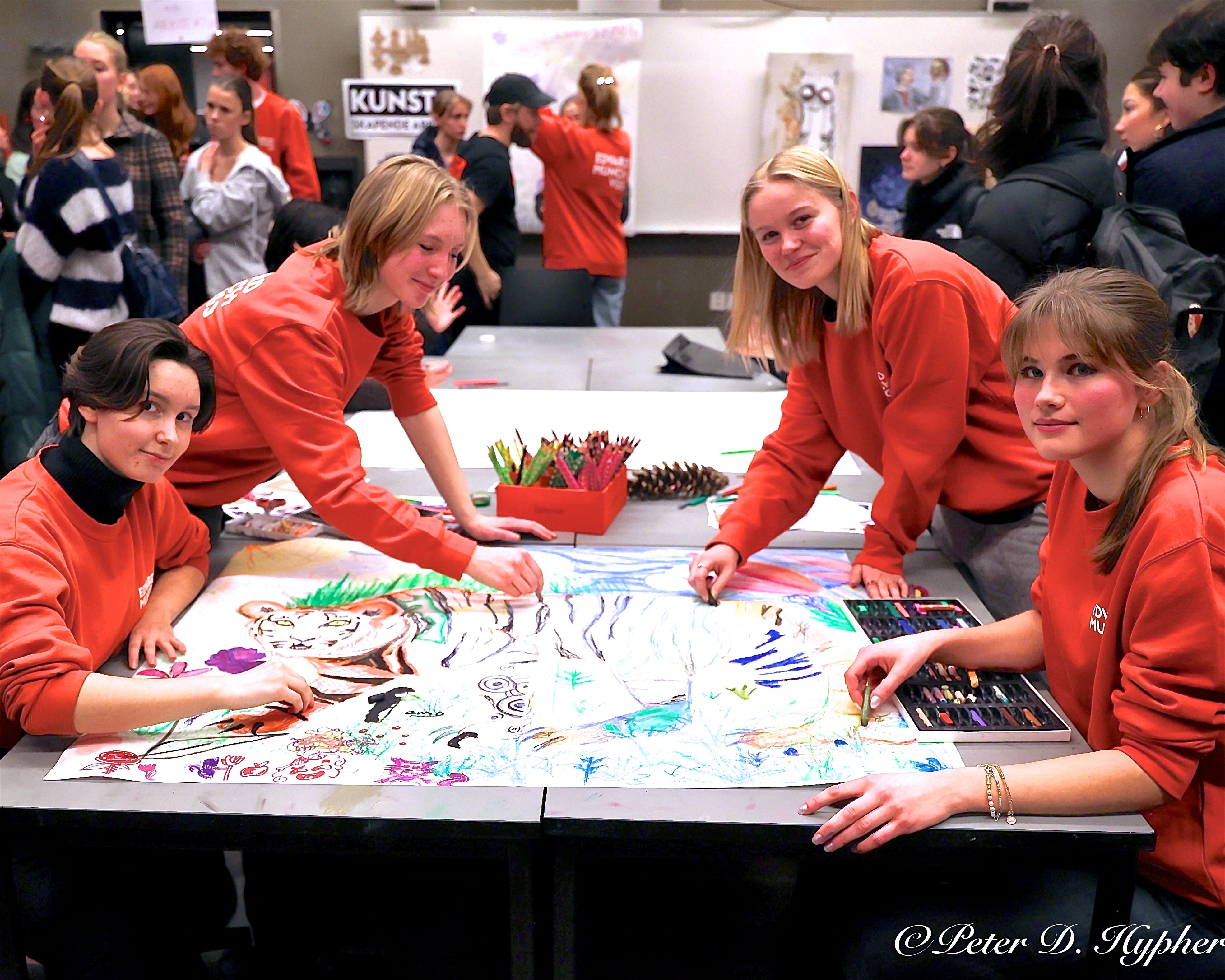 En gruppe personr som spiller et brettspill