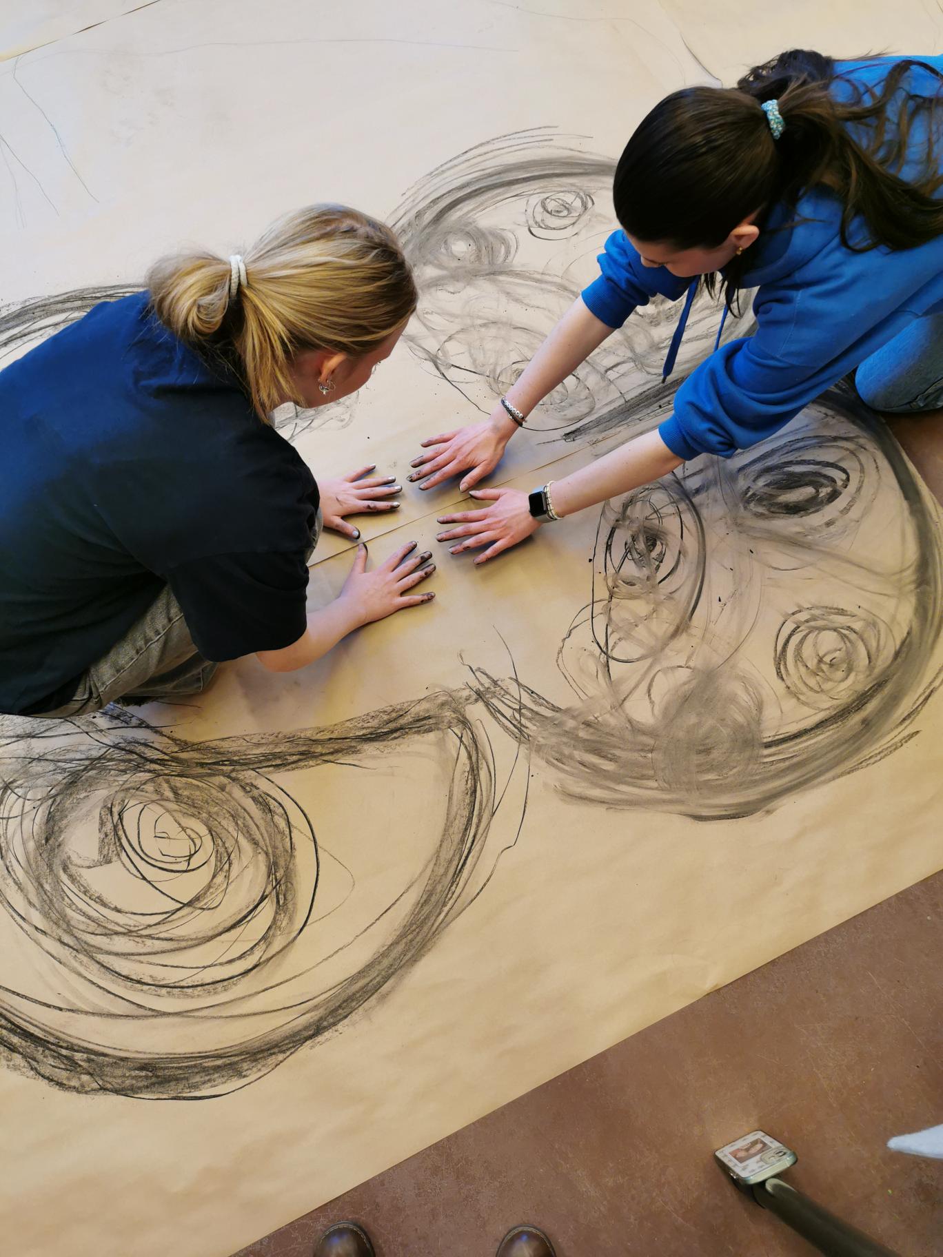 Noen få personr som ser på et kart