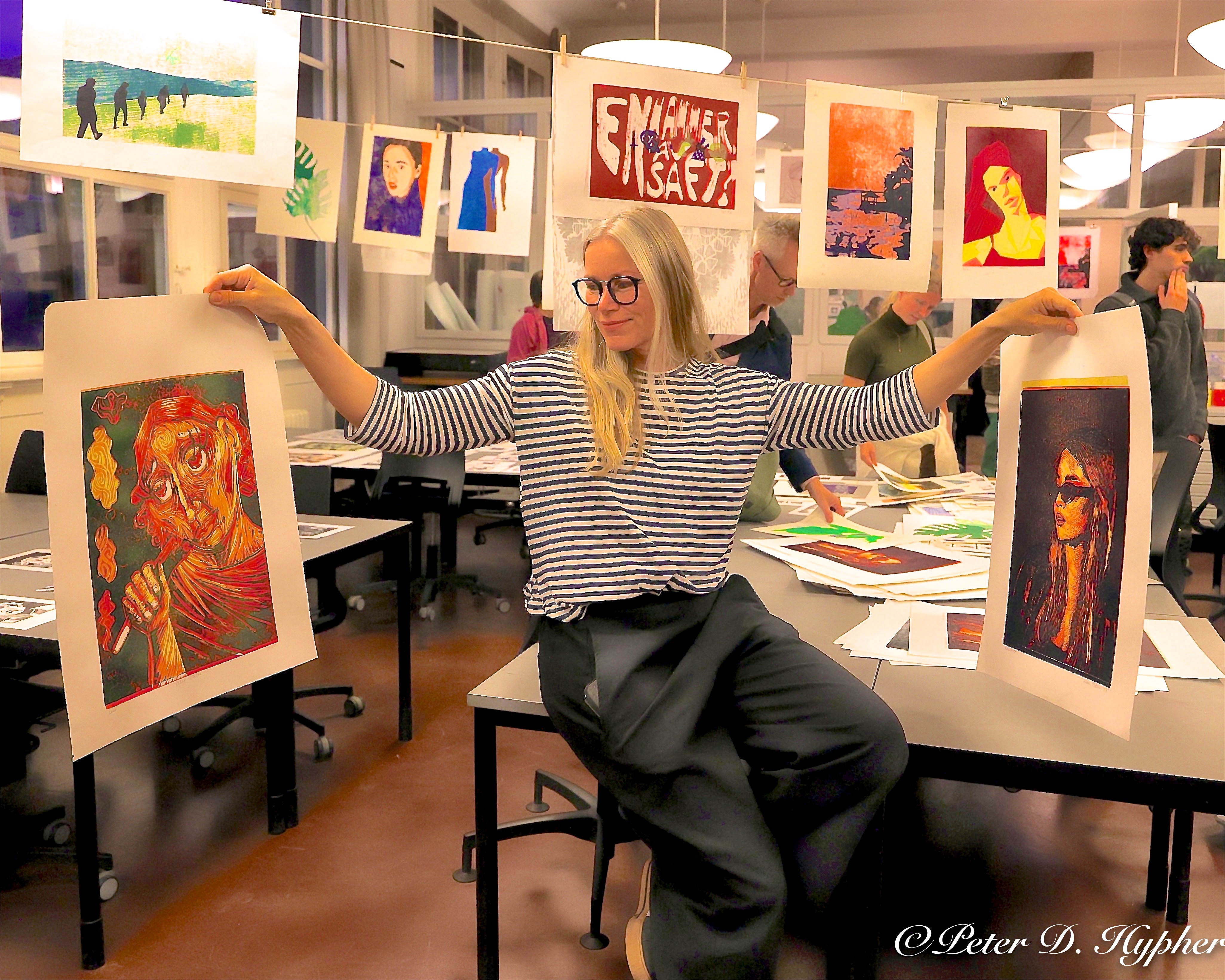 en person som sitter ved et bord med en plakat på