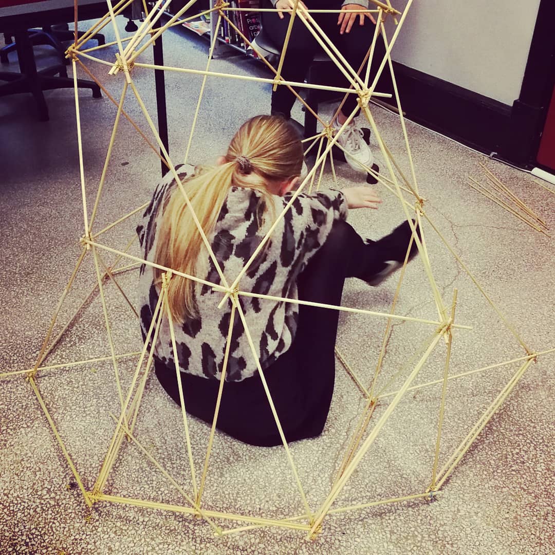 en person som sitter i en stol