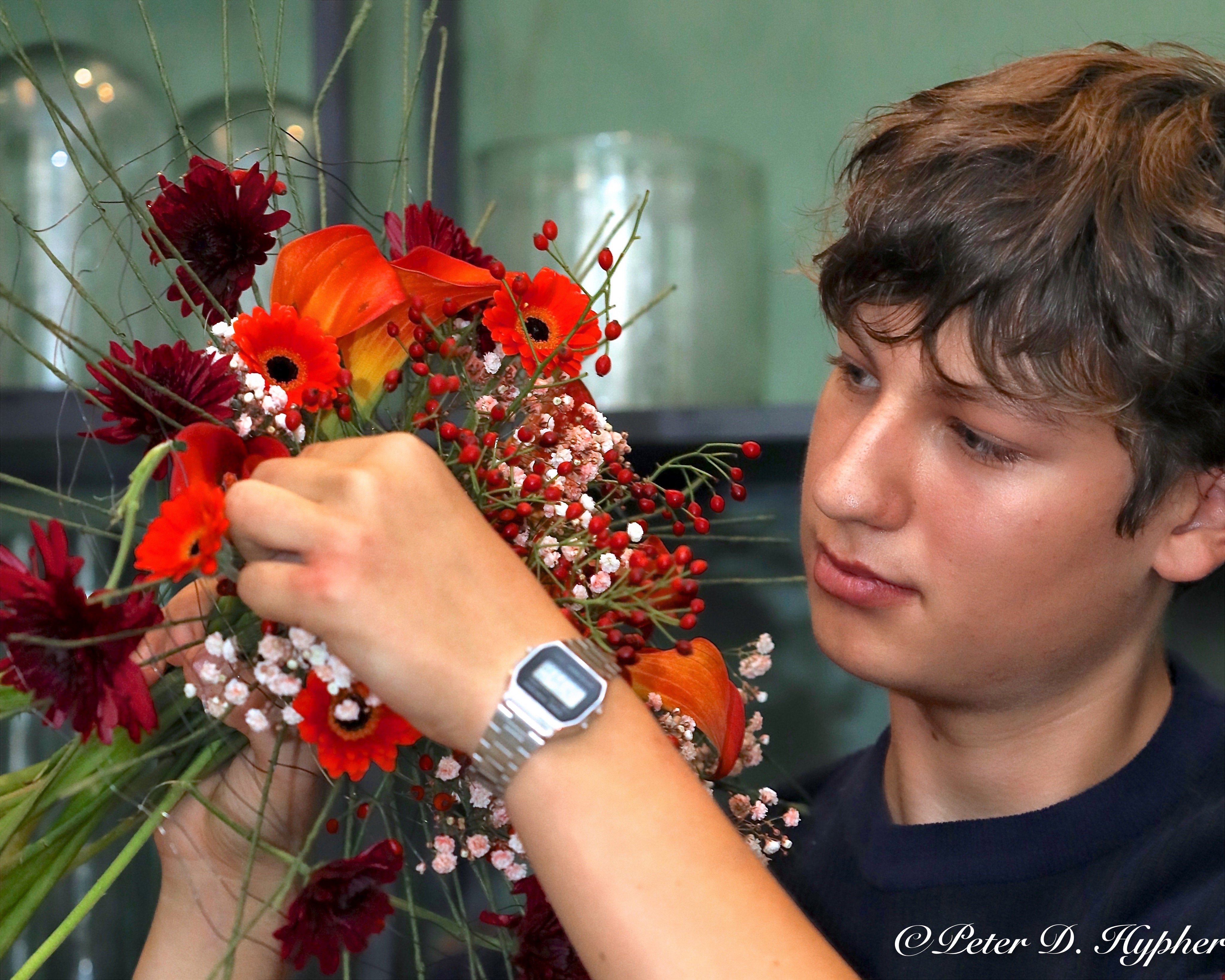 en person som holder en blomsterbukett