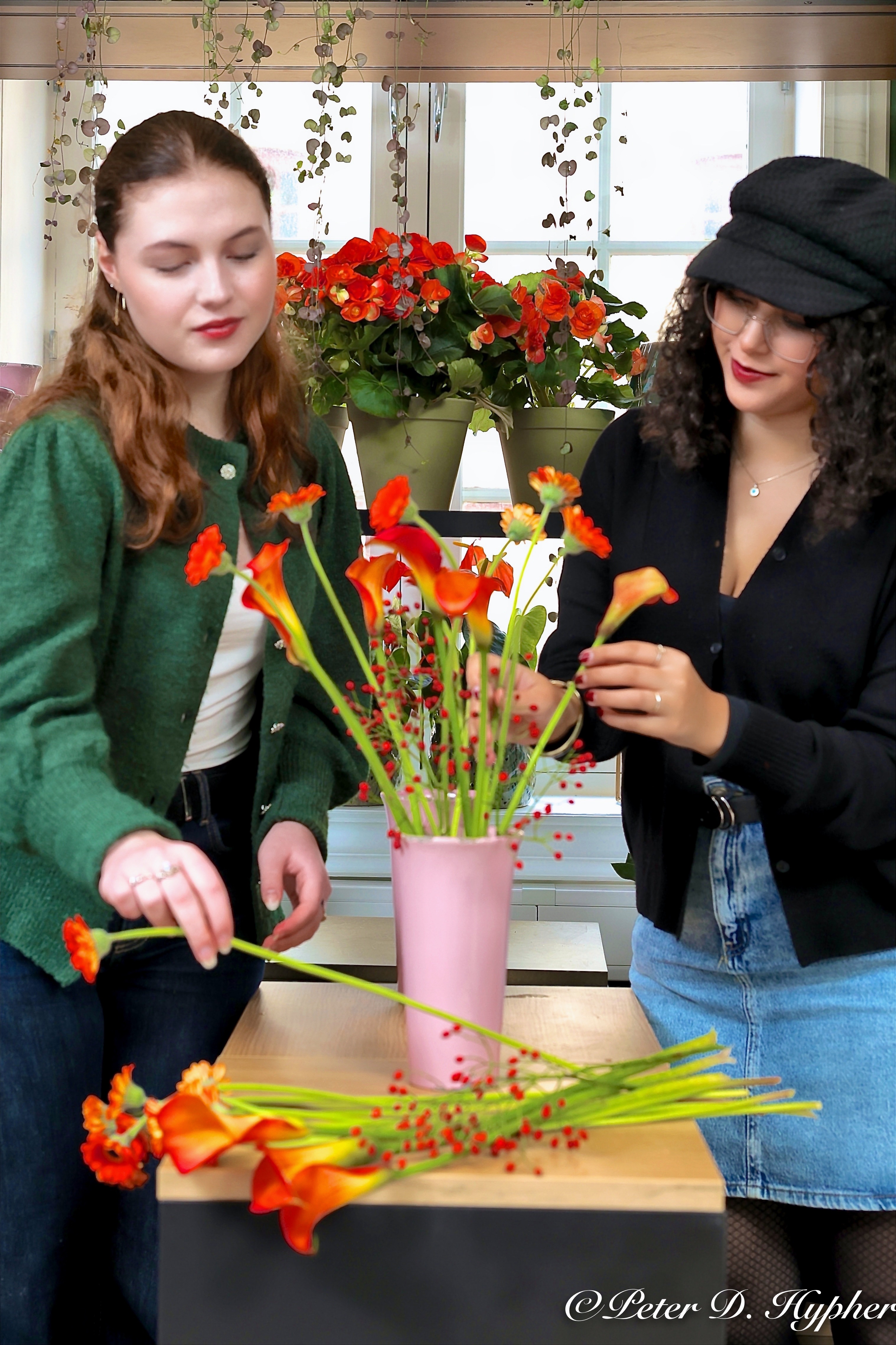 et par personr som holder blomster