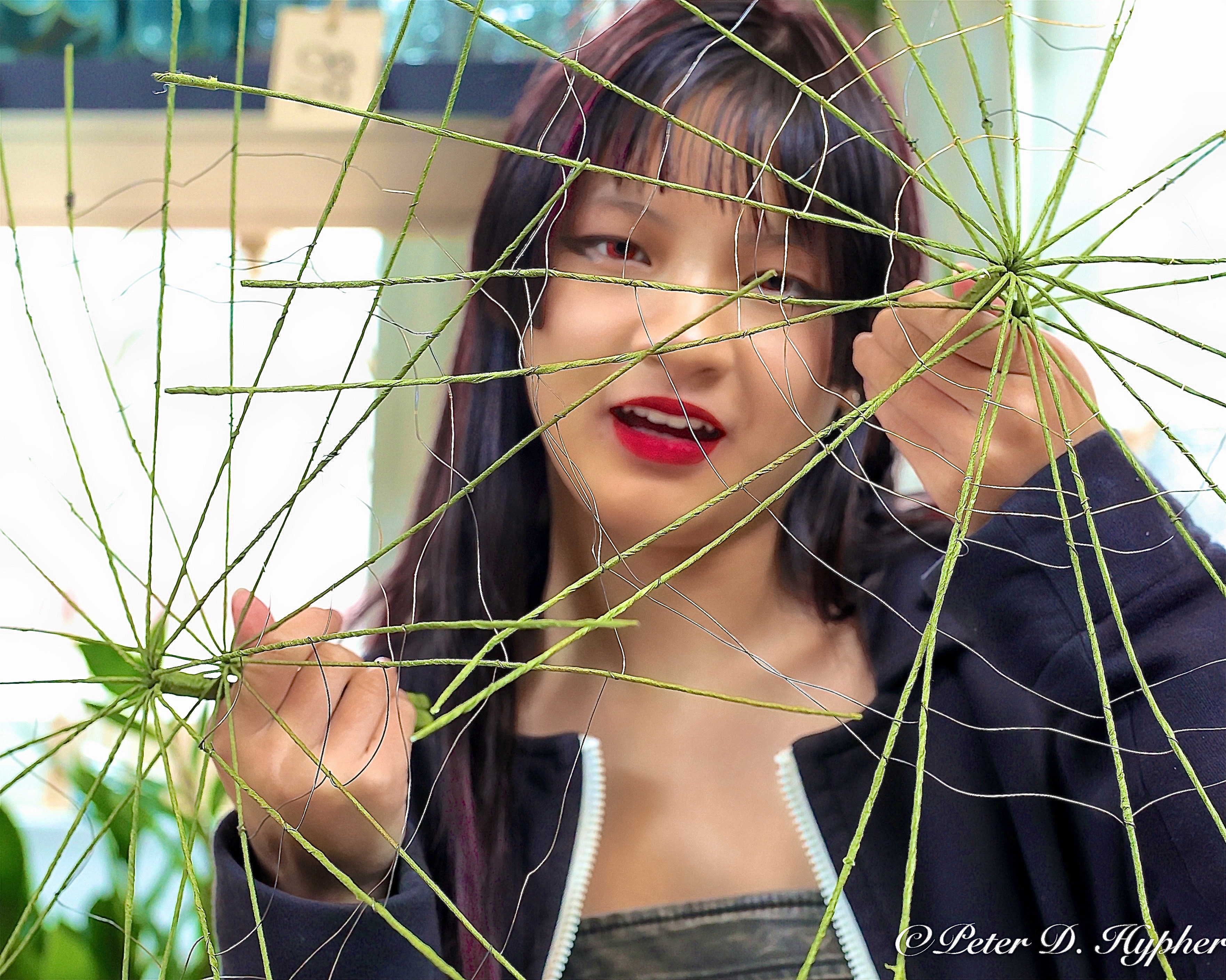 en person med hendene på hodet