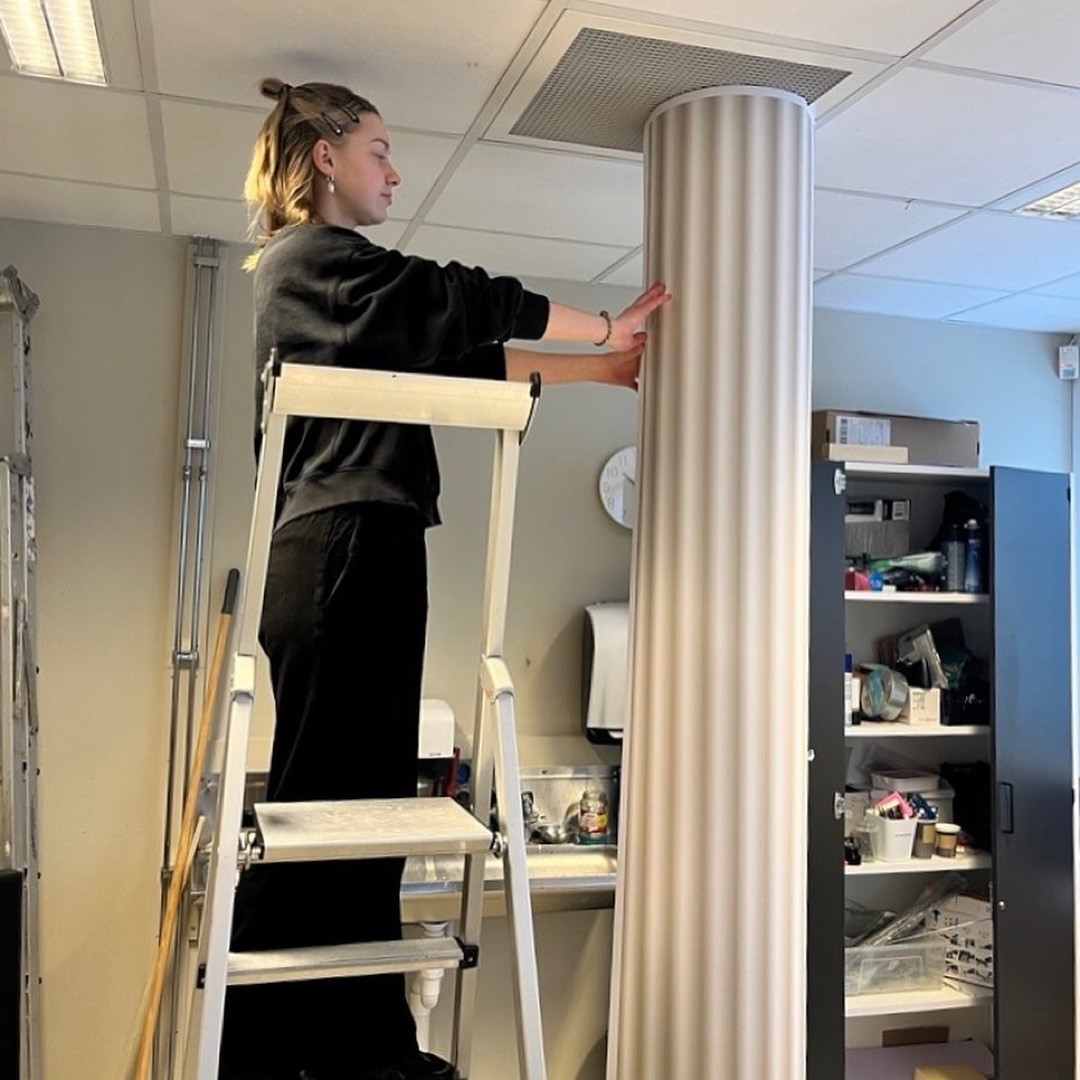 en person som står på en stige