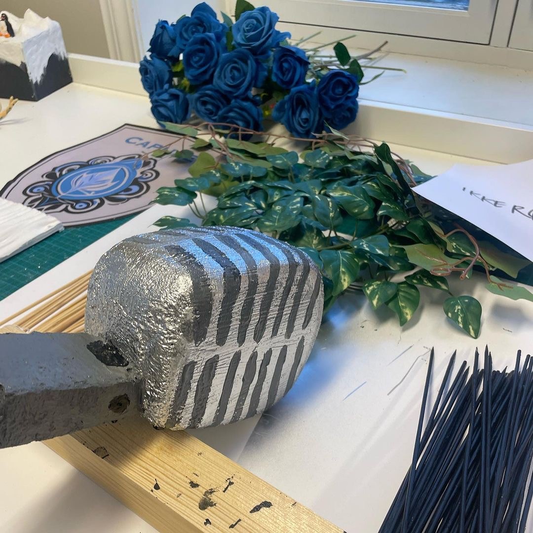 En bukett med blå blomster