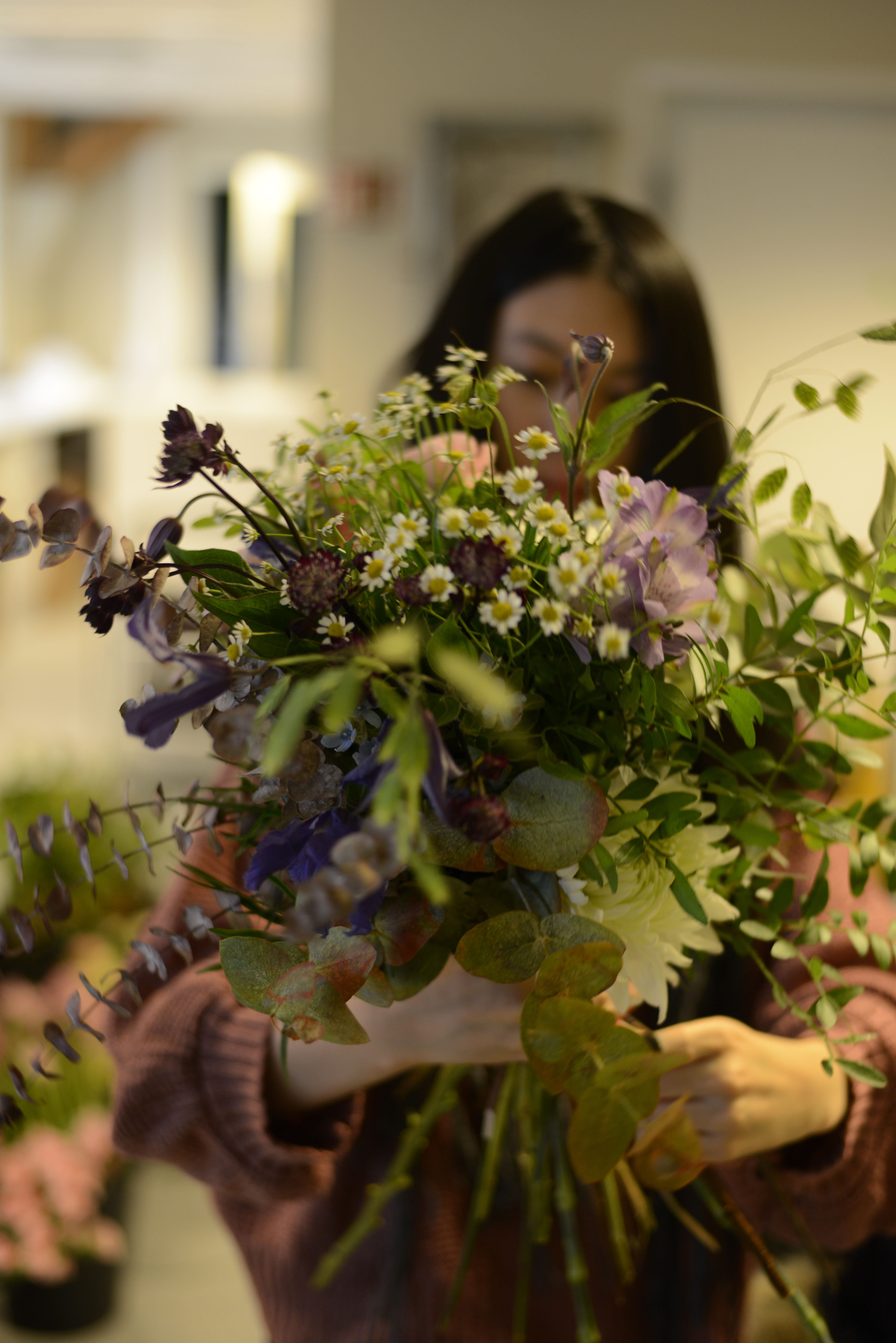 en person som holder en blomsterbukett