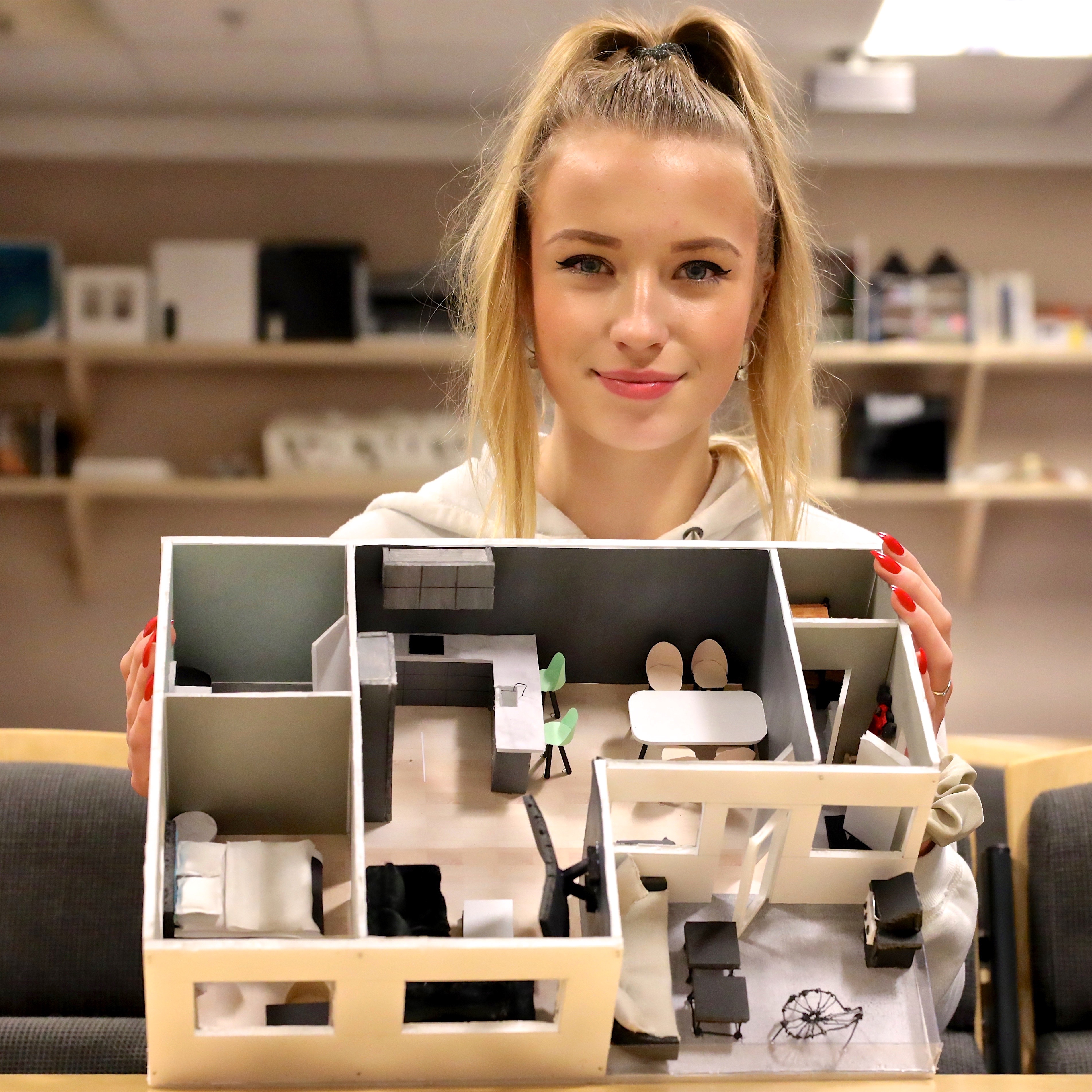 en person som holder en bærbar datamaskin