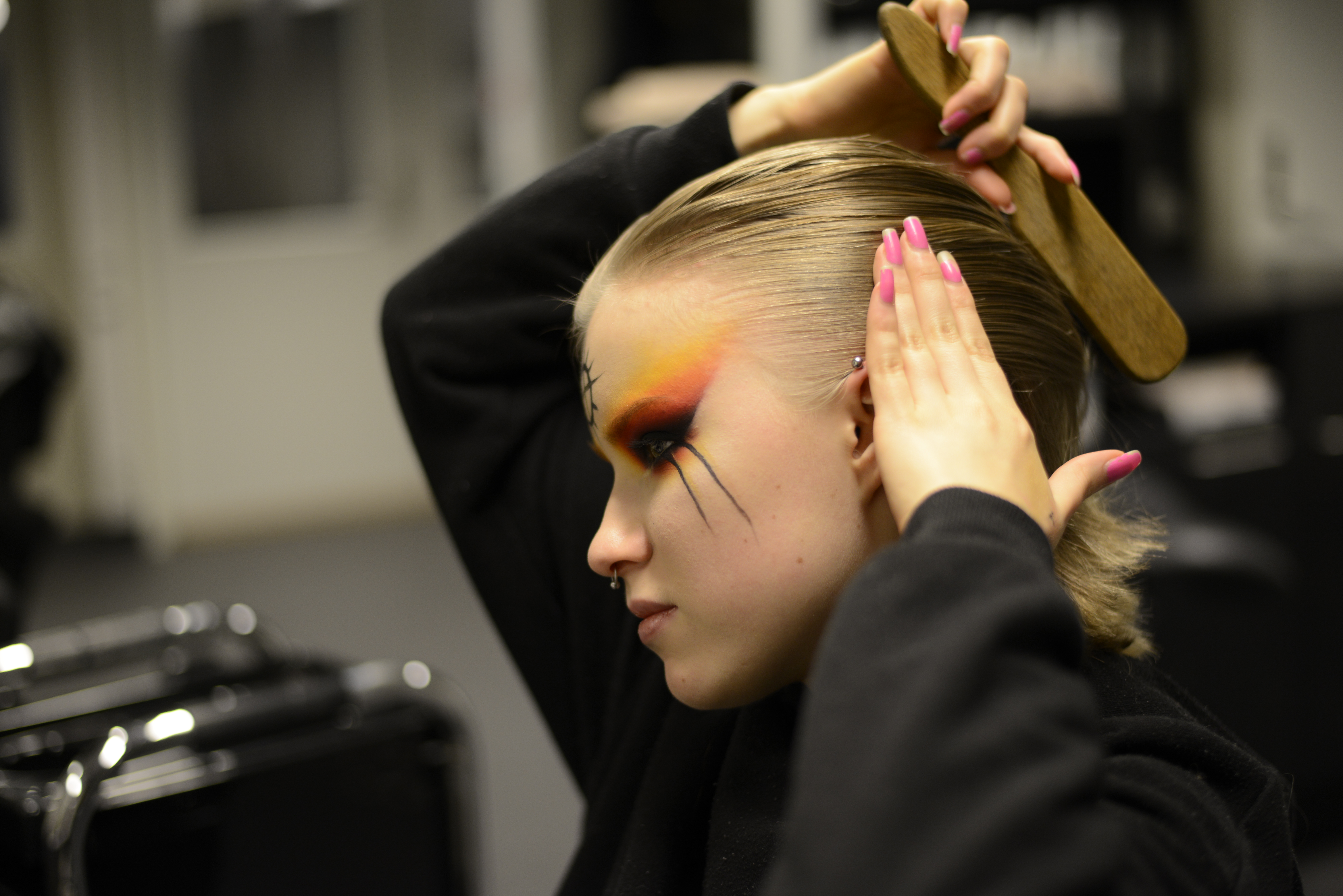 en person med hendene på hodet