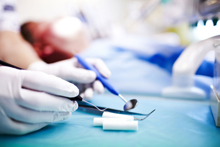 en person i en sykehusseng