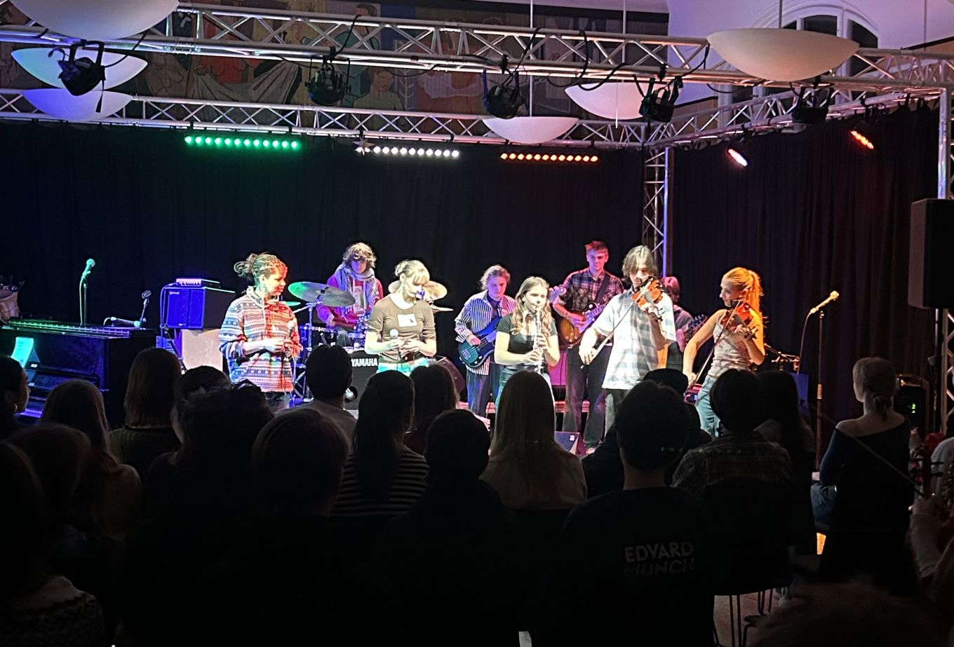 en gruppe mennesker på en scene