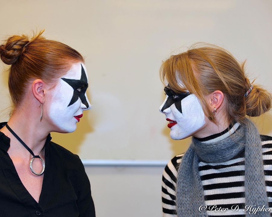 Foto: Peter D. Hypher. To jenter med ansiktsmaling