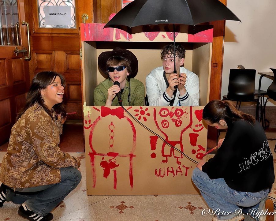 Foto: Peter D. Hypher Elever i en veldig stor kommentatorboks