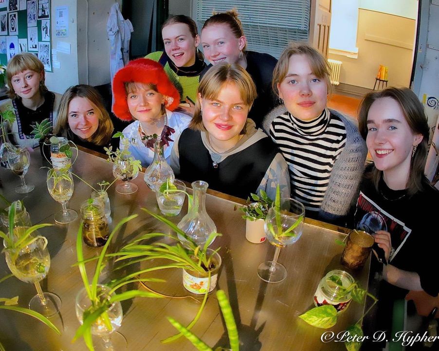 Foto: Foto: Peter D. Hypher Elver med grønn planter